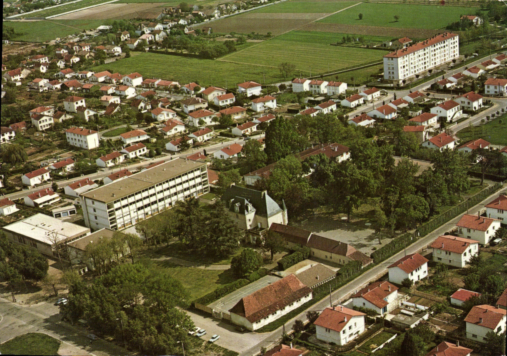 Luftbild des Berufsgymnasiums Naillac — Verlag Ruvant Production