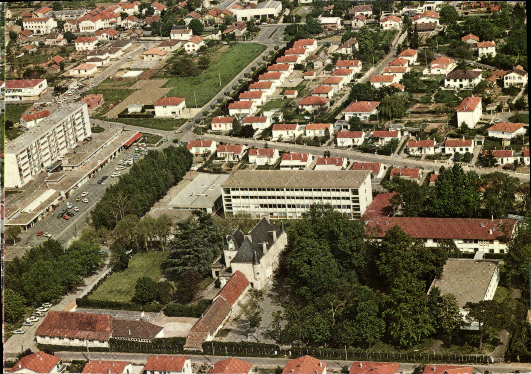Luftbild des Berufsbildungsgymnasiums Naillac — Bergerac — Verlag Ruvant Production