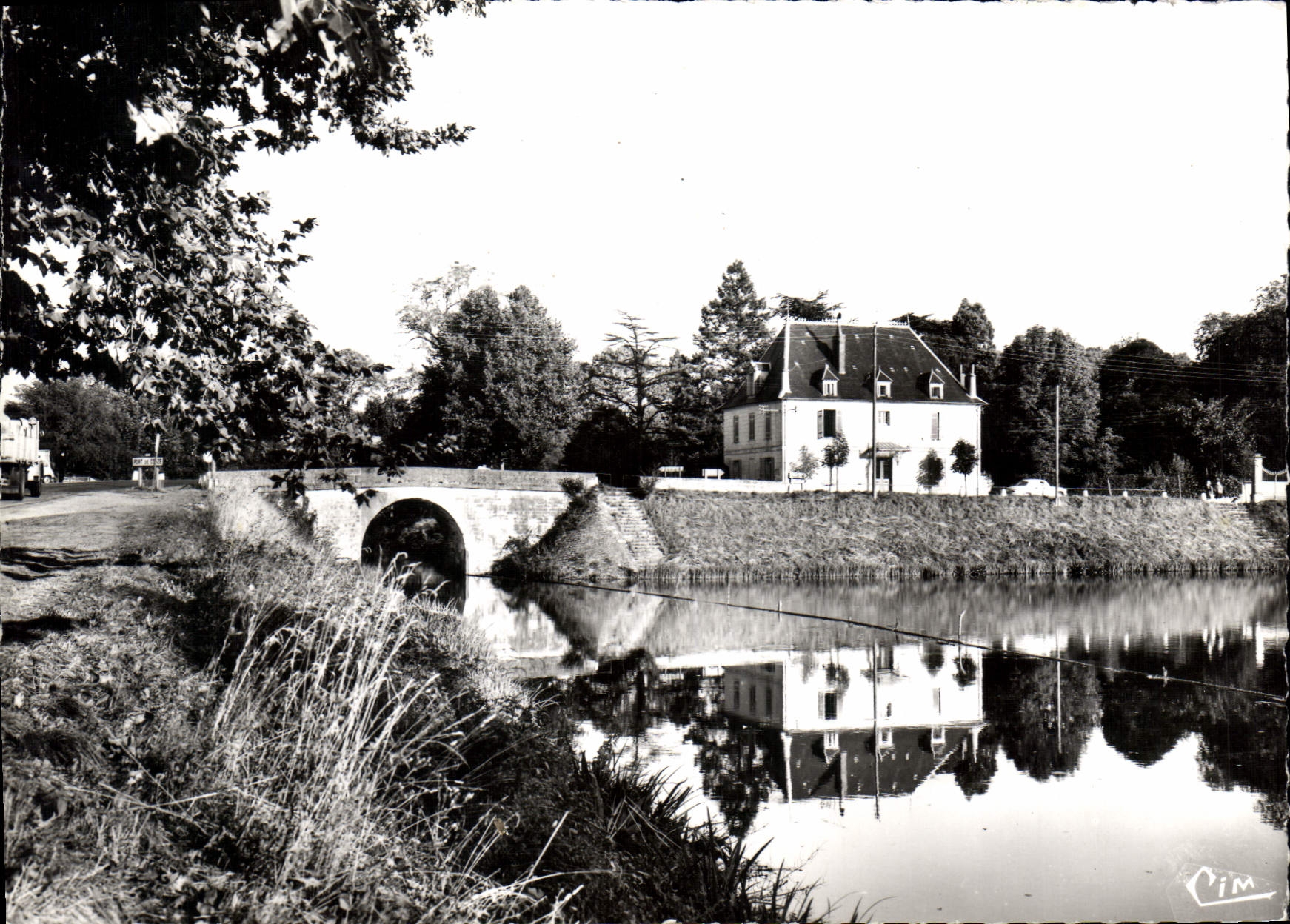 CPSM Couze Pont Sur Le Canal Et Le Bassin