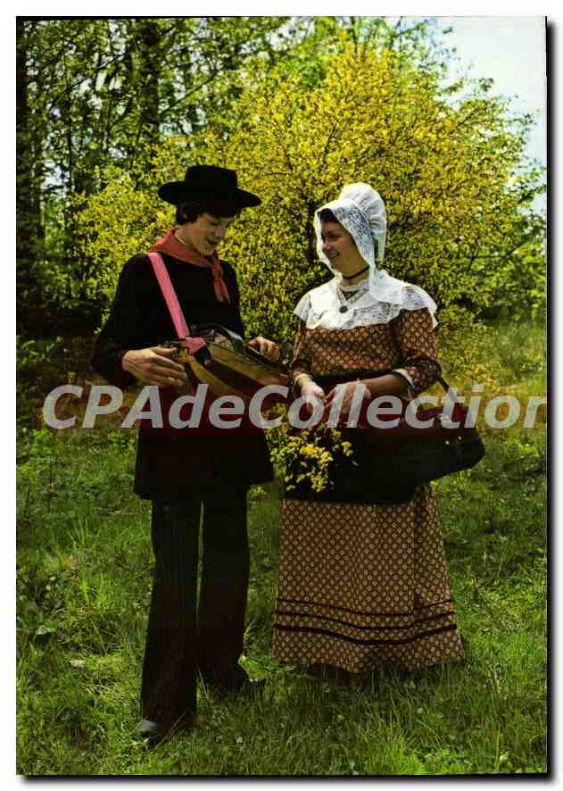 CPSM Folkiore En Perigord Couple En Costume Regional