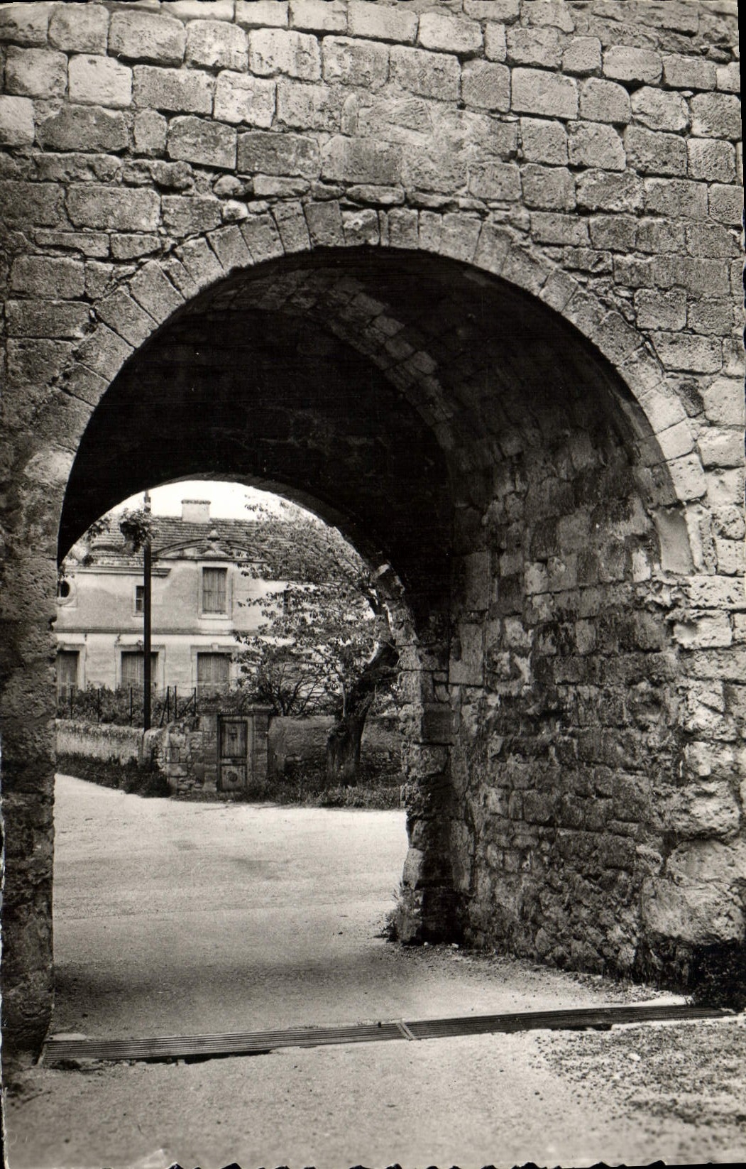 ST-PAUL-TROIS-CHATEAUX — Vieille Porte Rue du Cerf — COMBIER (S.-et-L.)