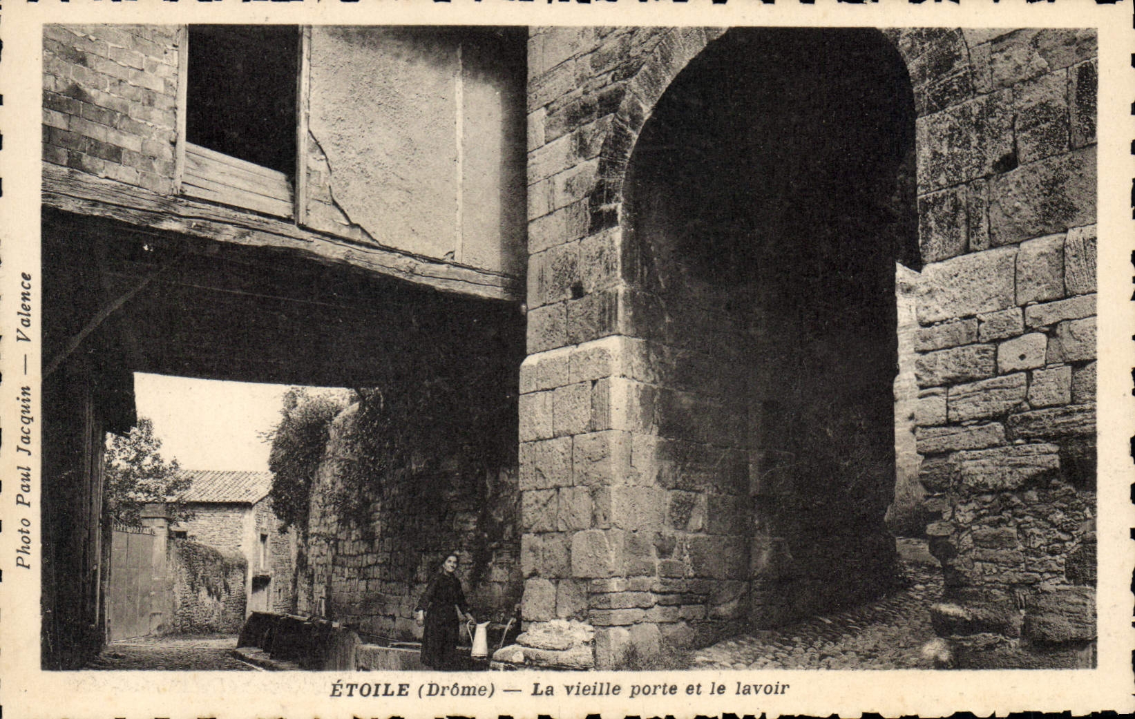 ÉTOILE (Drôme) — La vieille porte et le lavoir — Photo Paul Jacquin — Valence