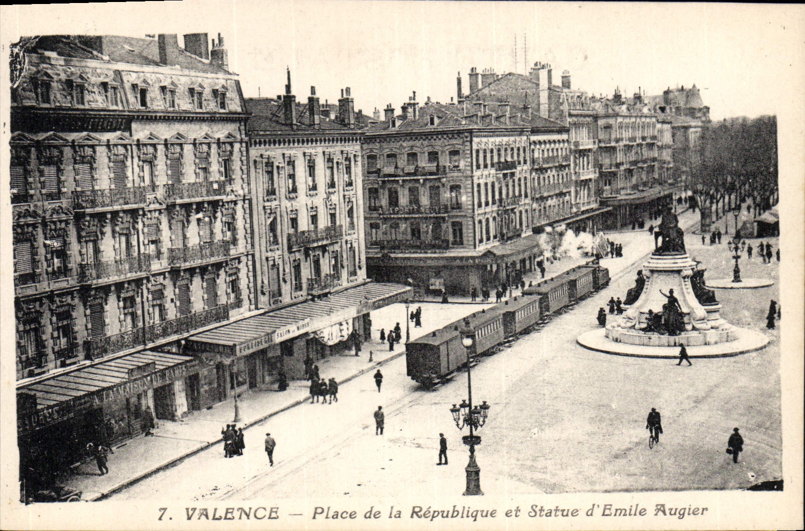 Valence — Place de la République et Statue d'Émile Augier