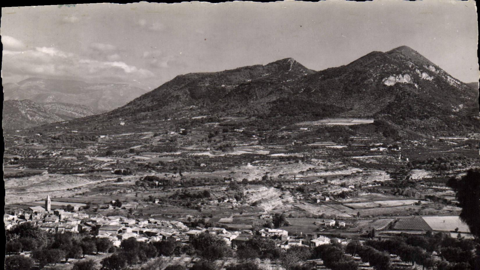 Mirabel-aux-Baronnies — Vue générale — Les Trois Moustats (945 m) — Collection Morel