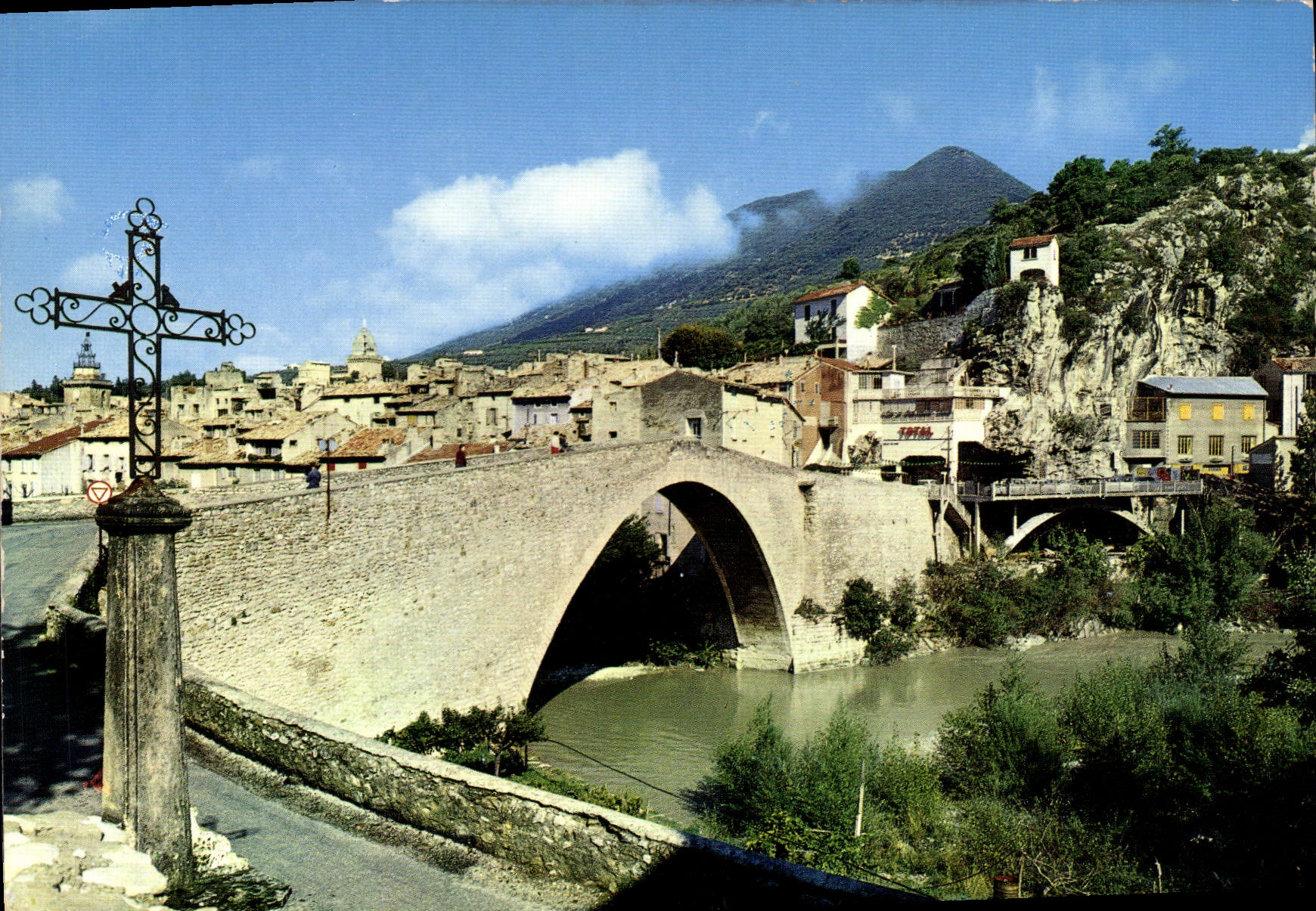 Nyons (Drôme) — Le Pont Romain et un coin de la Ville — Les Éditions MAR, Nice