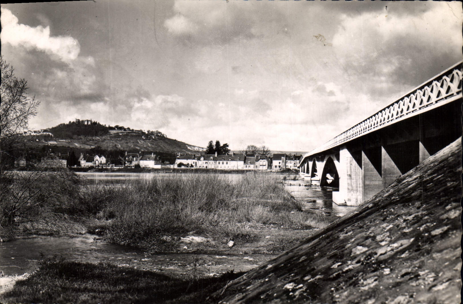 CPA Saint Satur St Thibault Le Pont Sur La Loire Et Vue Sur Sancerre