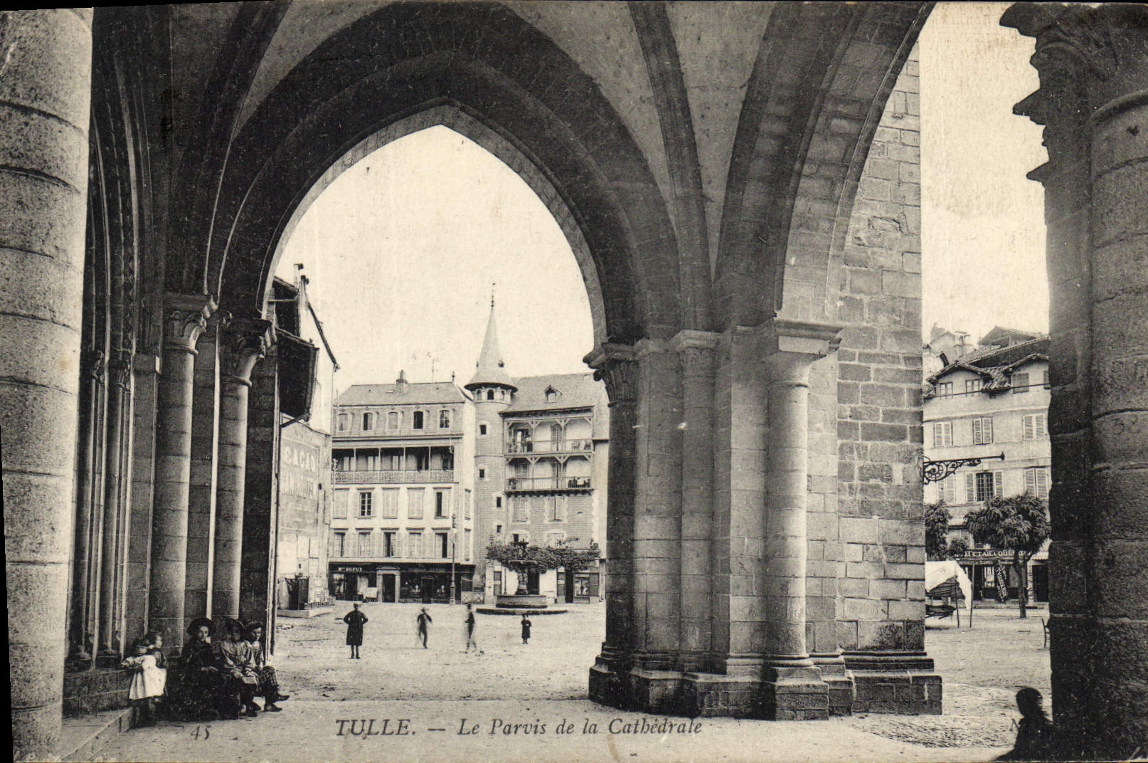 CPA Tulle Le Parvis De La Cathedrale