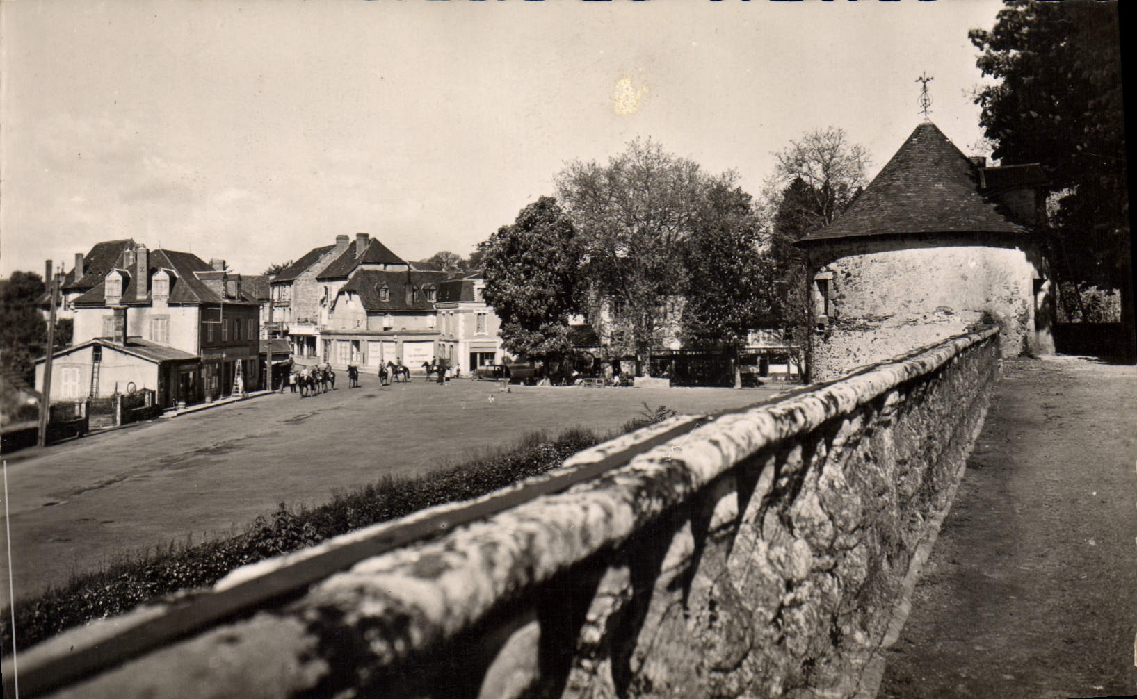 CPA Pompadour Les Remparts Et La Place Du Chateau