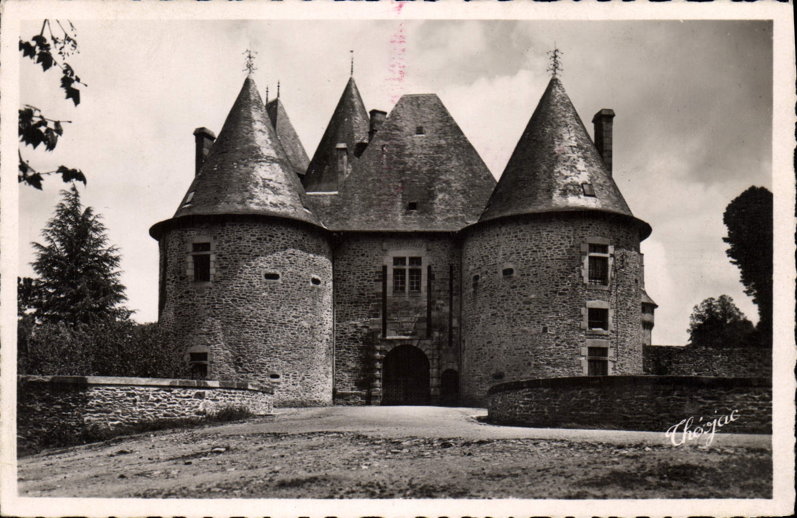 Pompadour — Entrée du château — Théojae