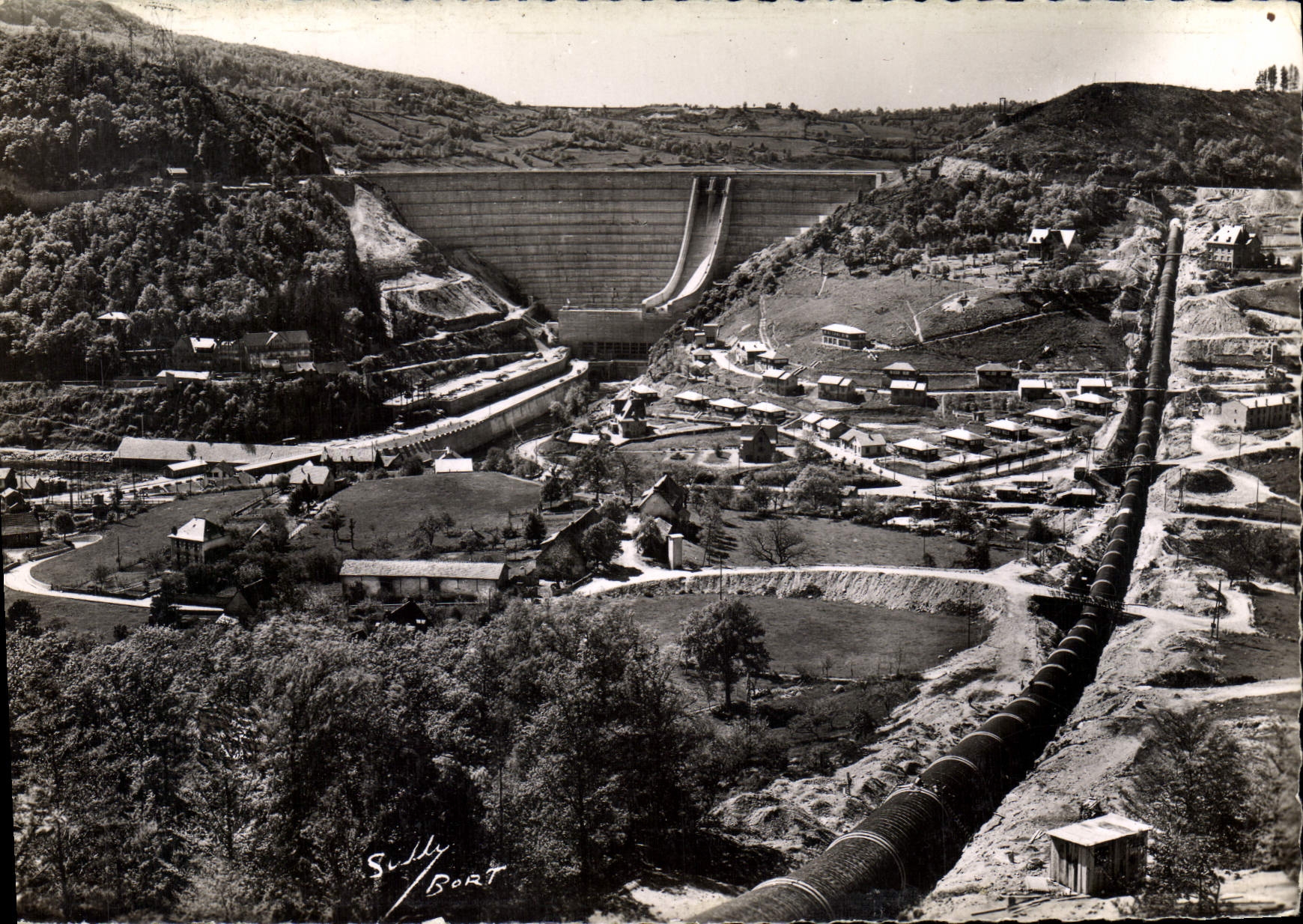 Barrage de BORT — Corrèze — vue générale avec siphon et cité de Grange