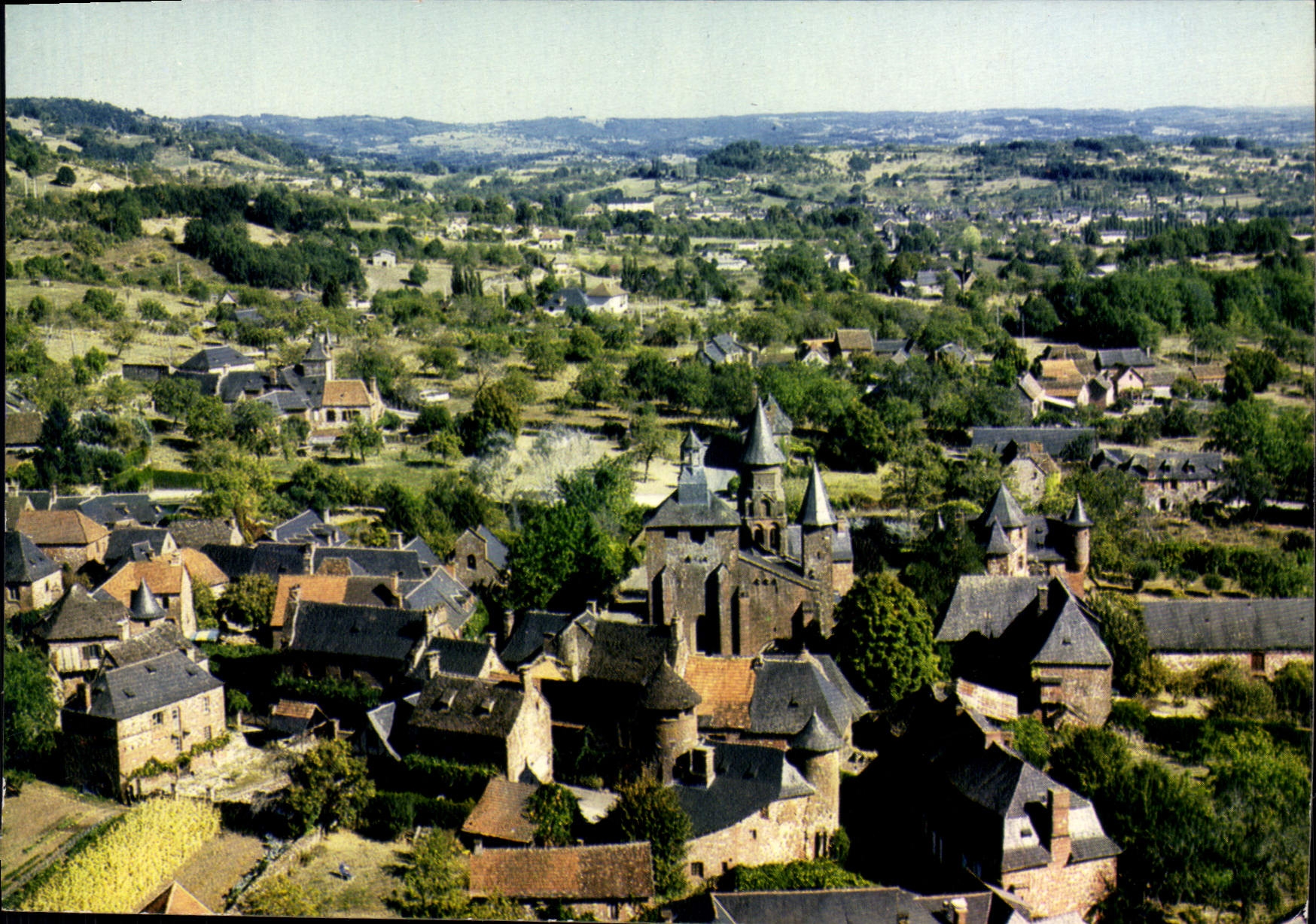 Collonges-la-Rouge — Vue panoramique avec son église romane et ses vieux logis — Editions Larrieu, série N°19