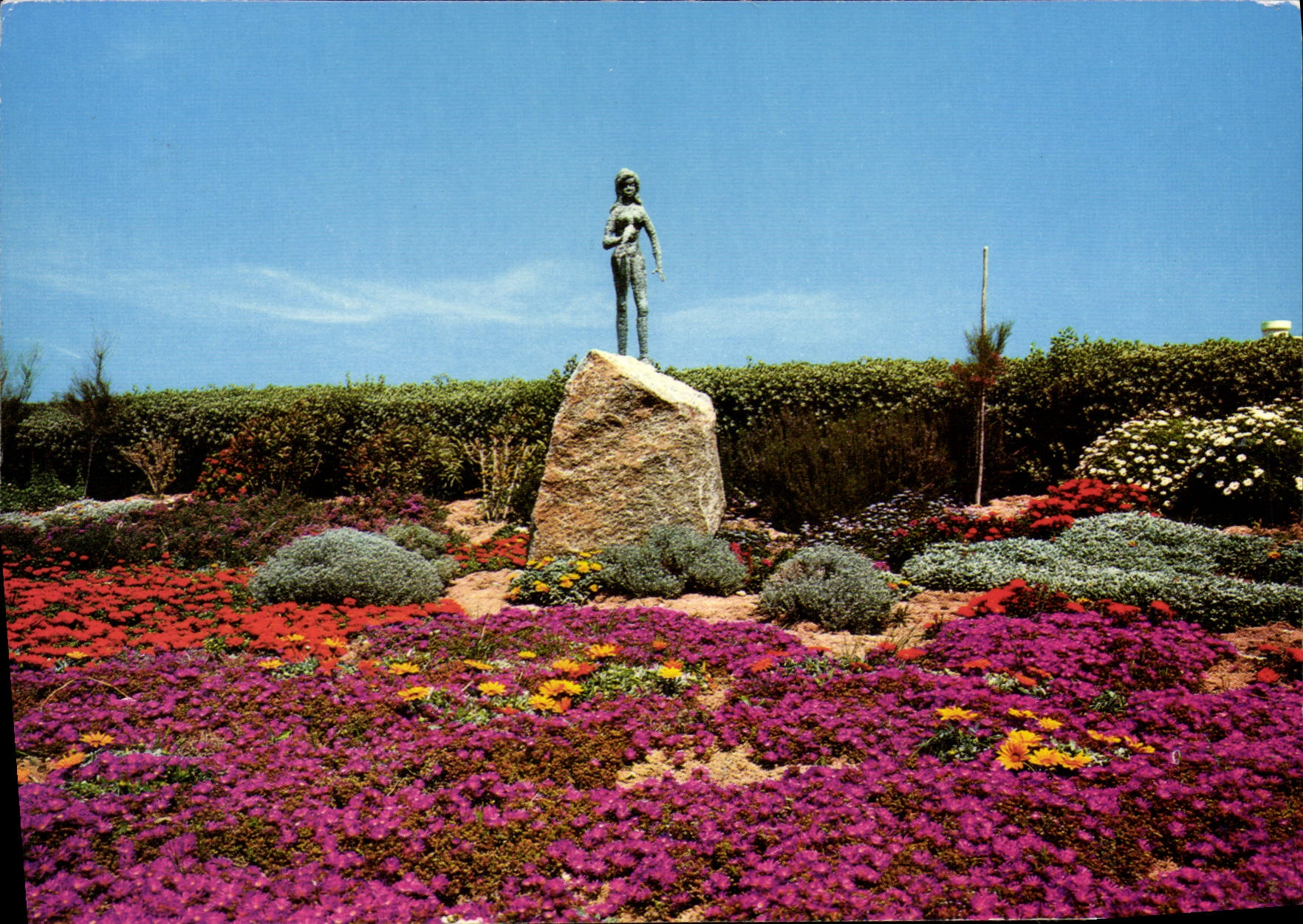 Statue féminine sur rocher — Jardin floral — Éditions Alypso, Ile Rousse