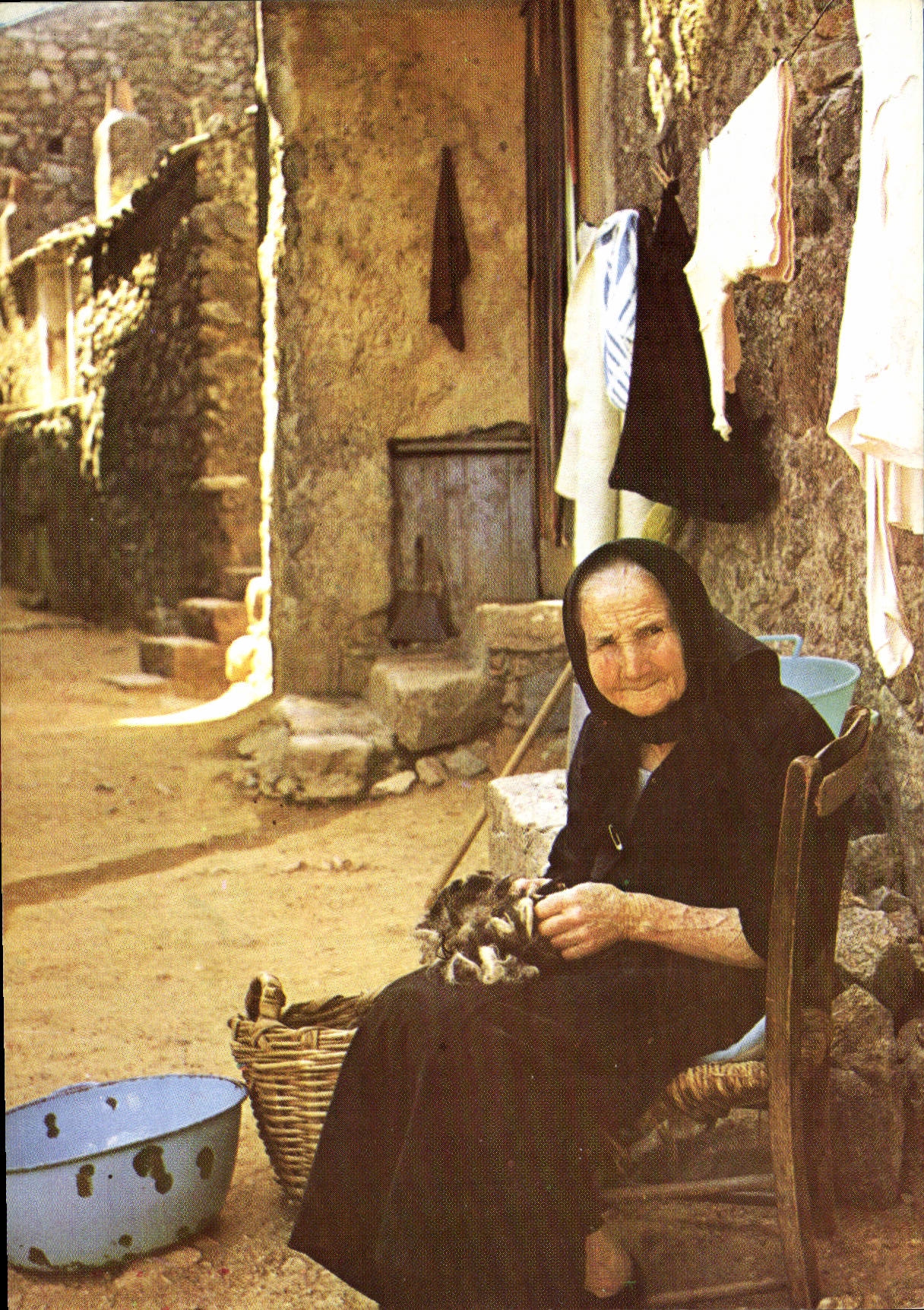 Corse - Île de Beauté — Dans la rue du village — Éditions Lucien Bonaduce, Ajaccio, n°567
