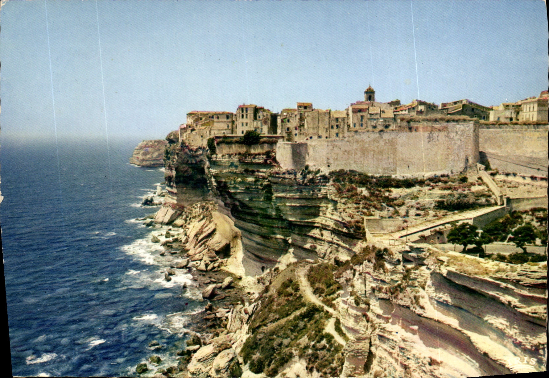 Bonifacio — La haute ville entourée de remparts — Editions 'La Cigale' n°20.041.100