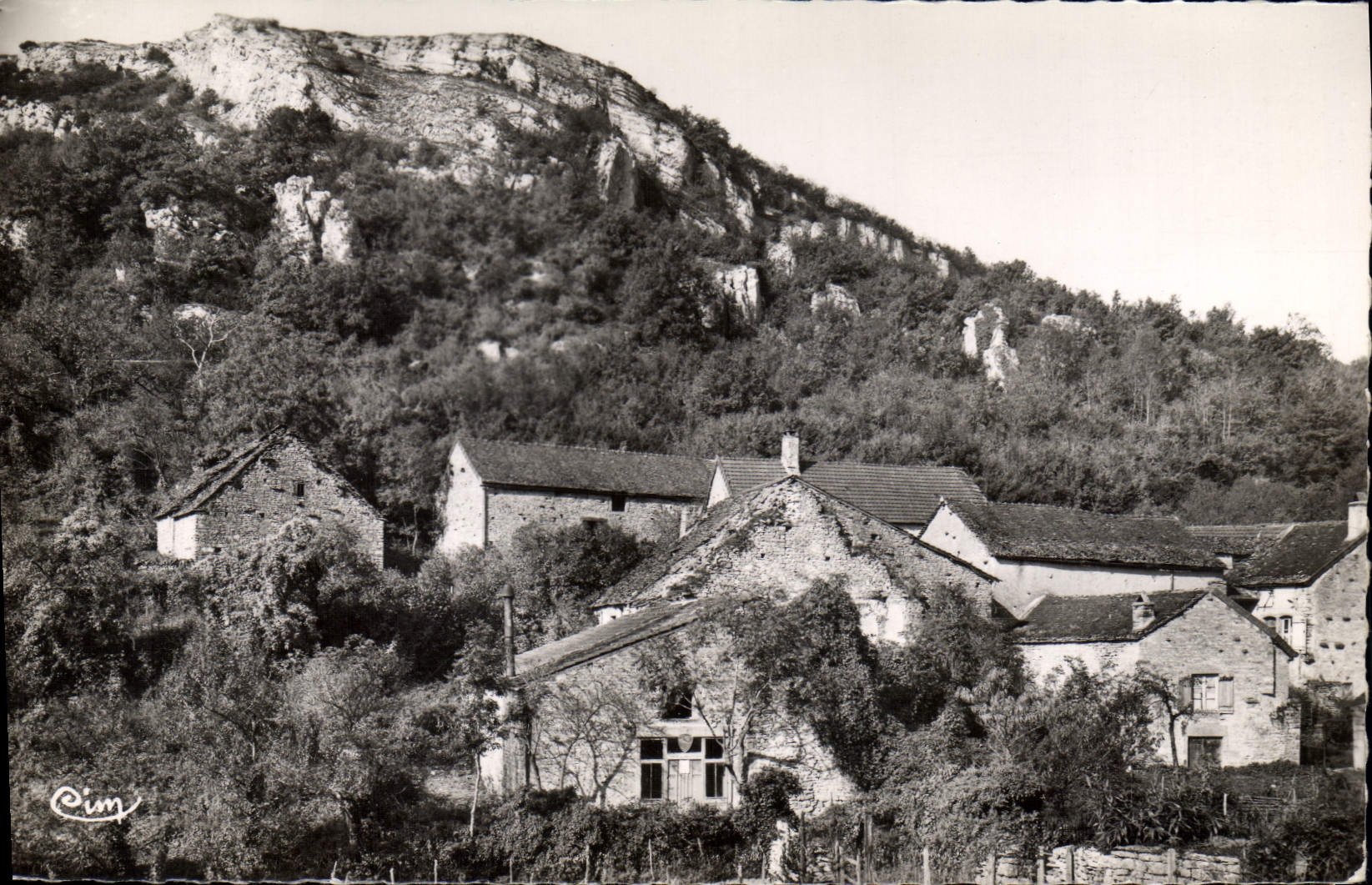 Nolay (C.-d'Or) — Vue sur les Rochers de Vatichignon et le Chalet du Club Alpin — Cim