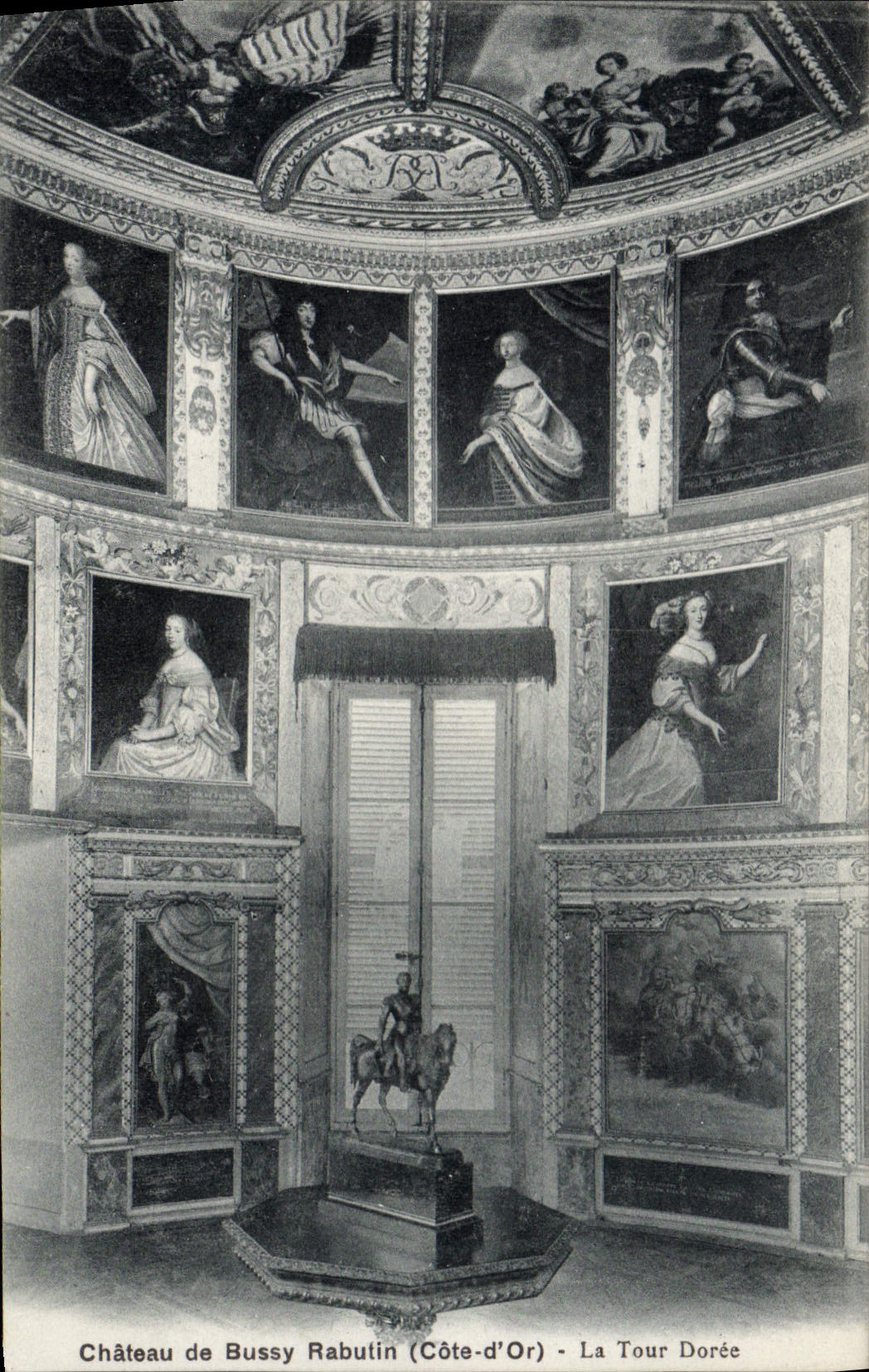 Château de Bussy-Rabutin (Côte-d'Or) - La Tour Dorée — Innenansicht mit Gemälden und einem Reiterbusten — L. Hudson, Paris