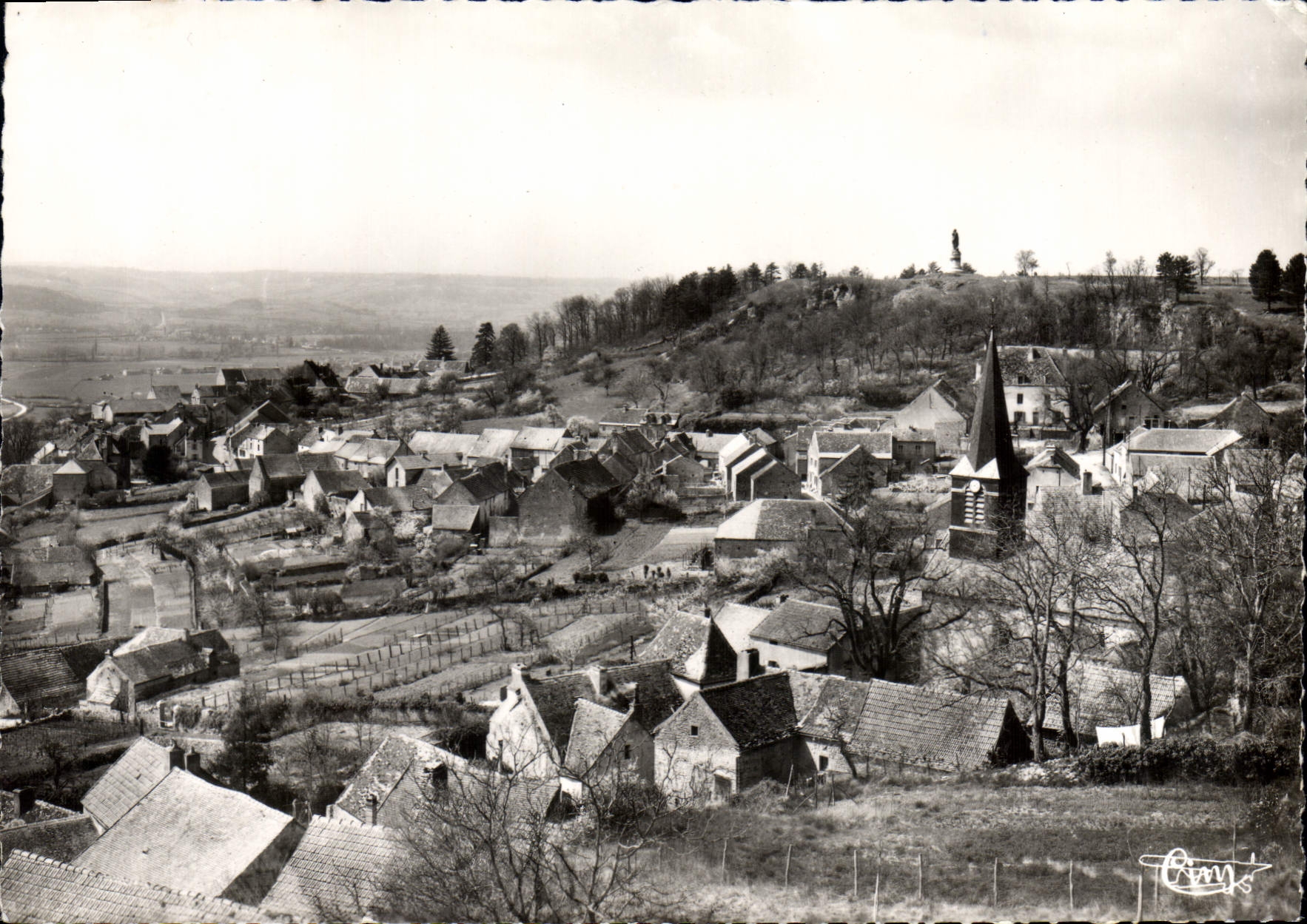 Alise-Sainte-Reine — Vue générale — Statue de Vercingétorix sur le Mont Auxois — Éditeur Combiér Imp. Macon