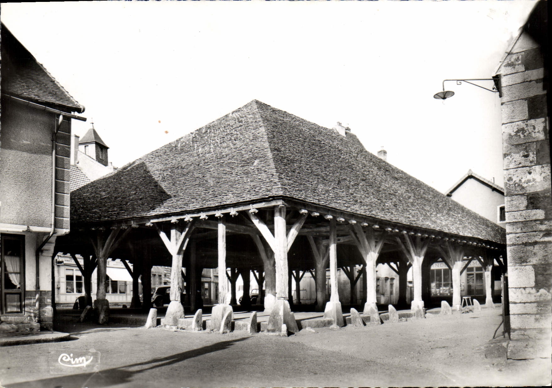 Nolay (Côte-d'Or) — Les Halles (XIVe s.), Mon. historique — Cim