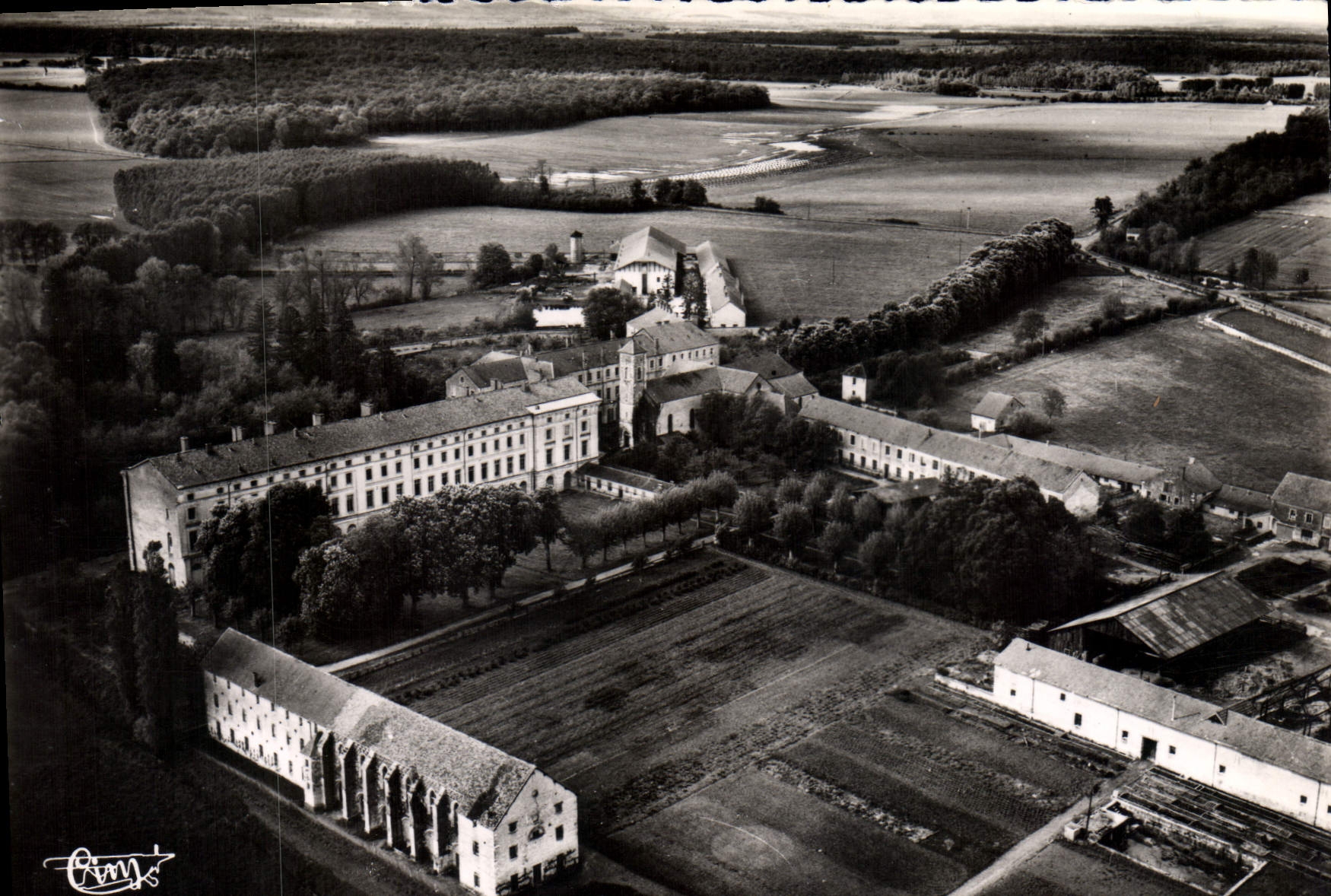 Citeaux (C.-d'Or) — Vue aérienne de l'abbaye de Notre-Dame de Cîteaux — par Nuits-St-Georges