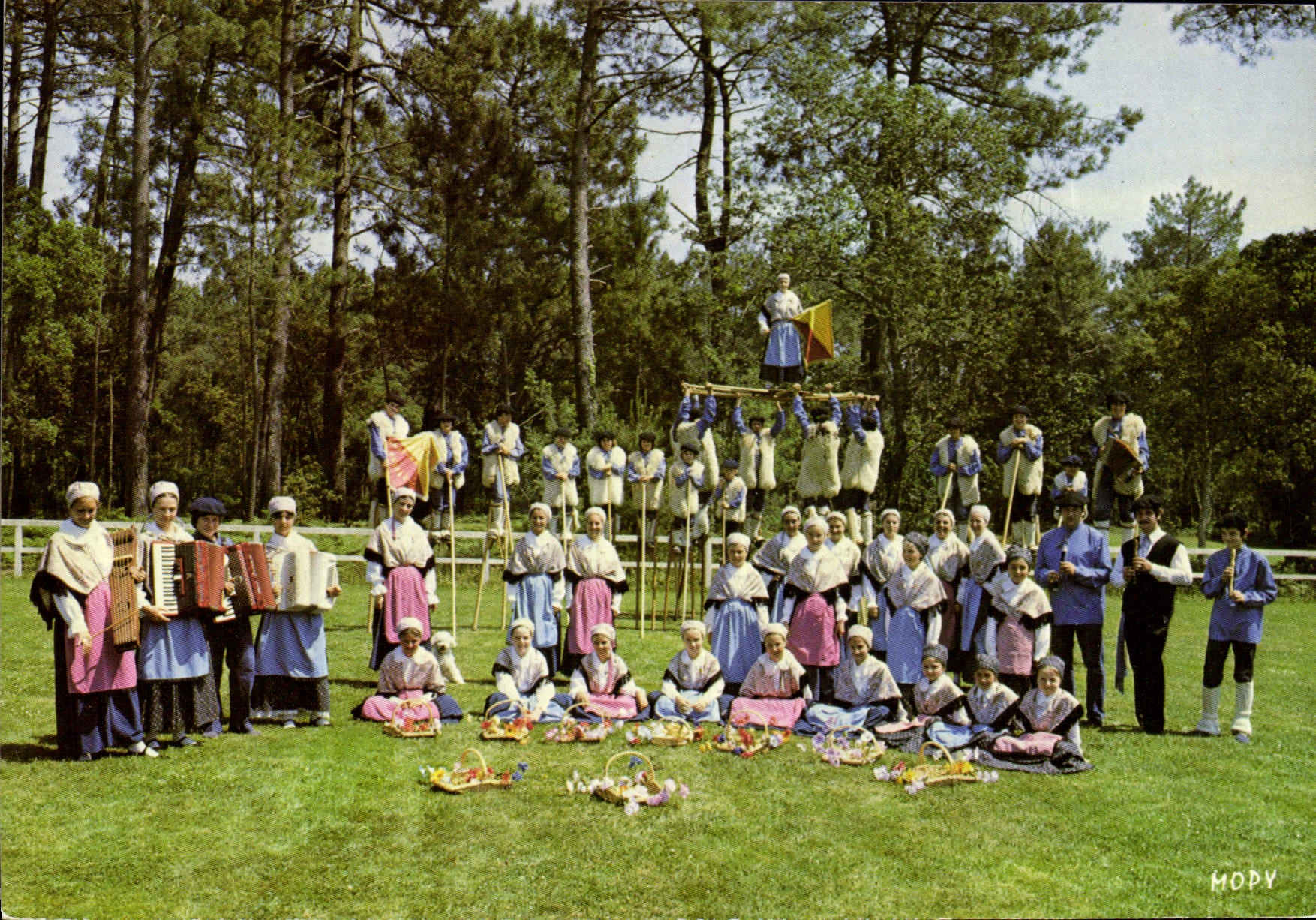 CPSM La France Le Folklore Landais Le Groupe Lous Paloumayres 