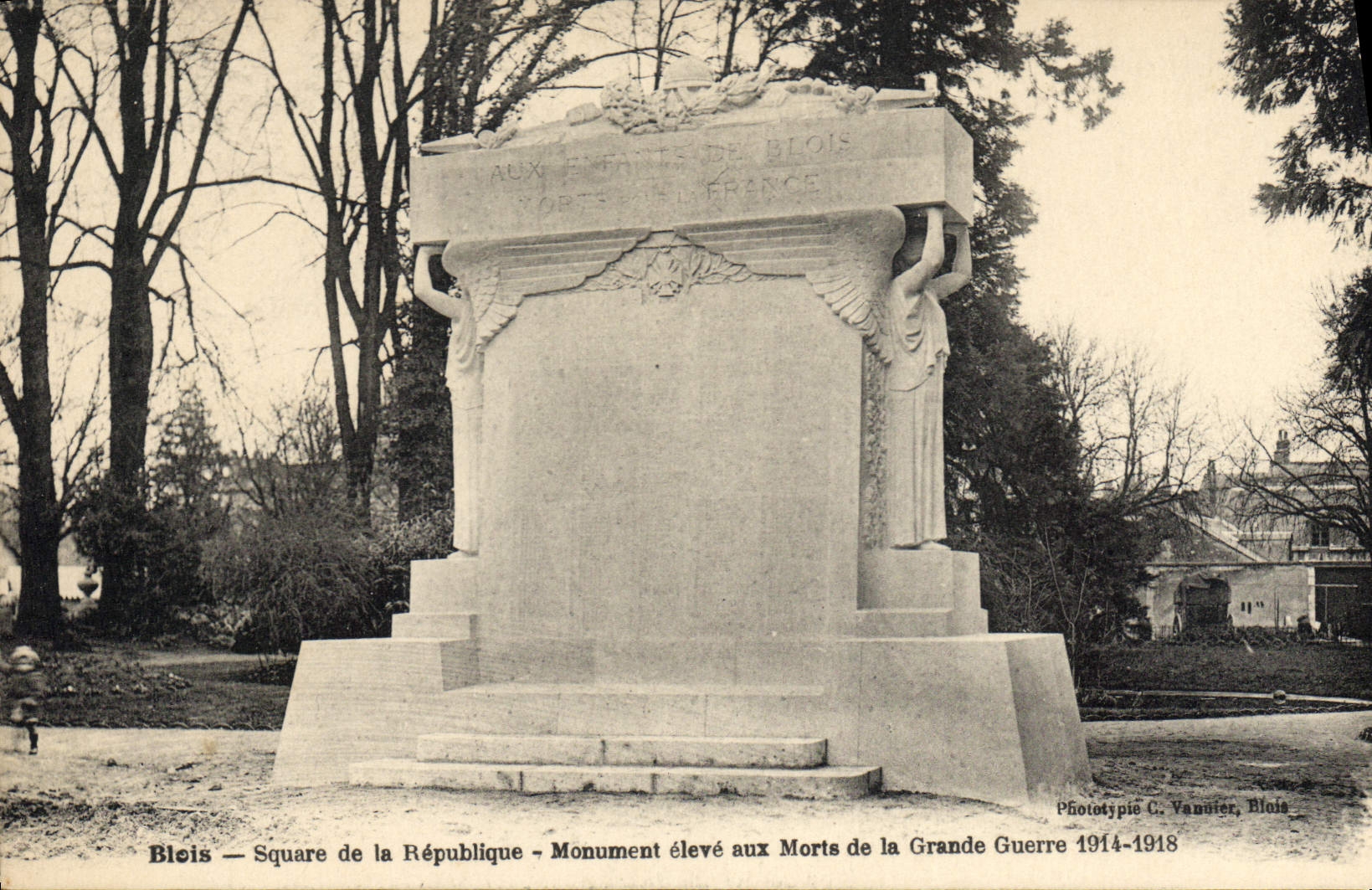 Blois — Square de la République — Monument élevé aux Morts de la Grande Guerre 1914-1918 — Phototypie C. Vanuiter, Blois