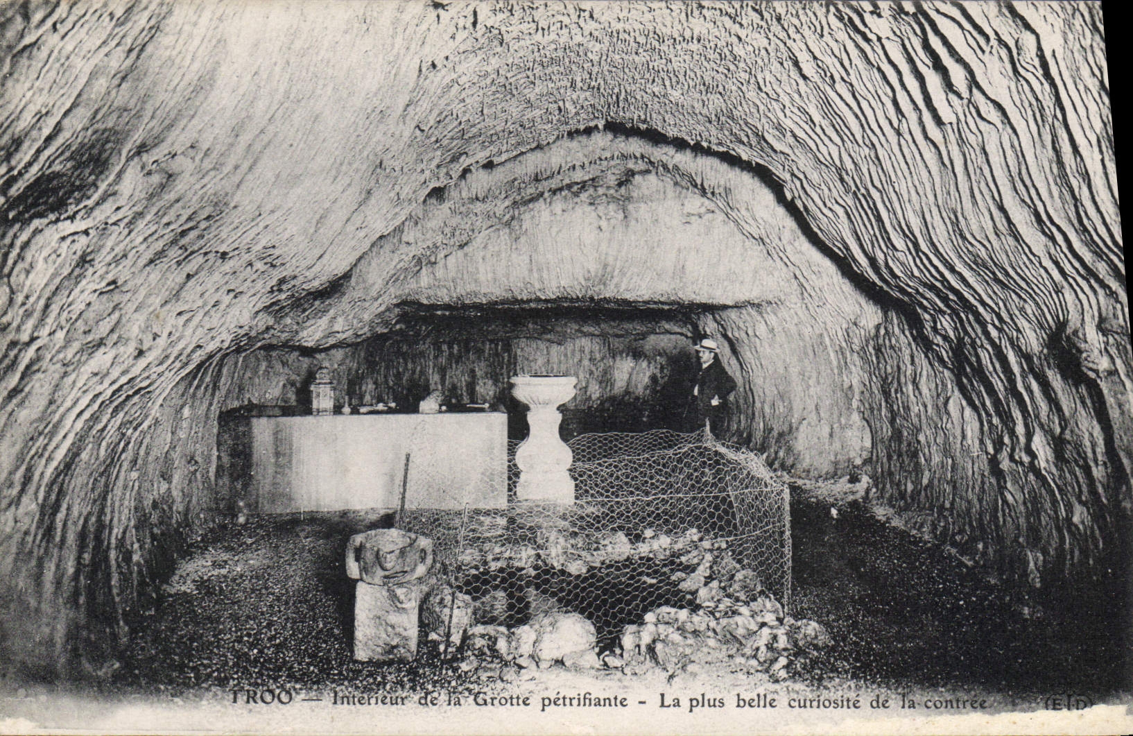 TROOO — Intérieur de la Grotte pétrifiantante — La plus belle curiosité de la contrée — (EID)
