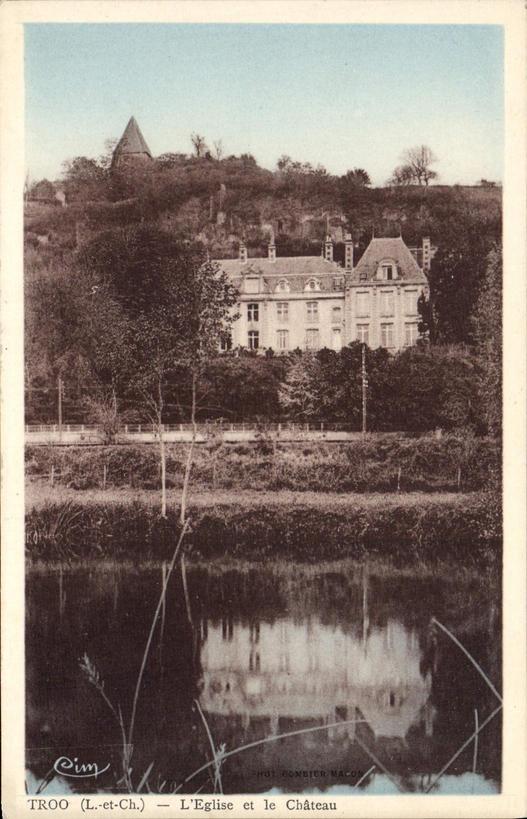 Troo (L.-et-Ch.) — L'Église et le Château — Phot. Combier Macon
