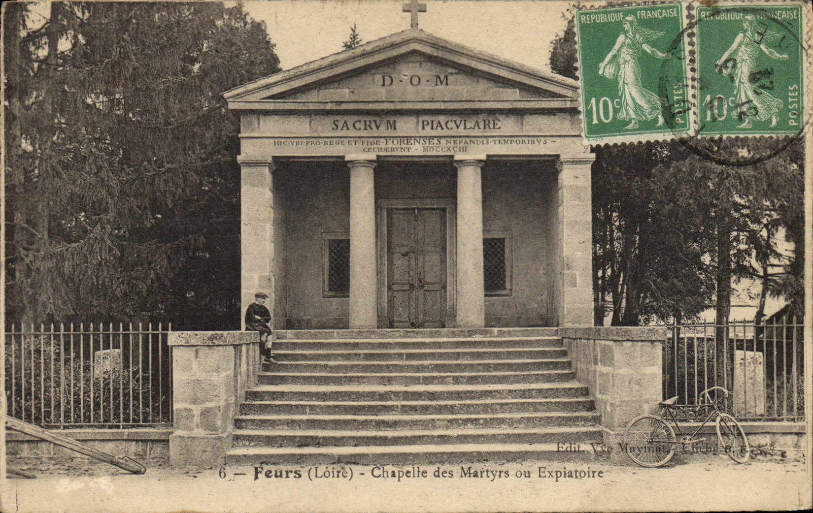 CPA Feurs Chapelle des Martyrs ou Expiatoire 
