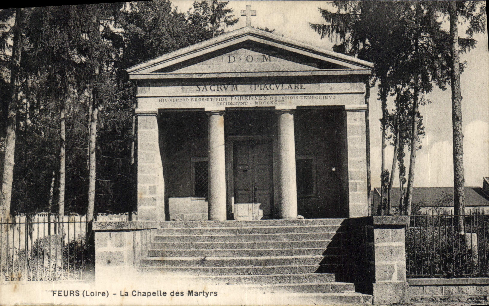 CPA Feurs La Cahpelle des Martyrs 