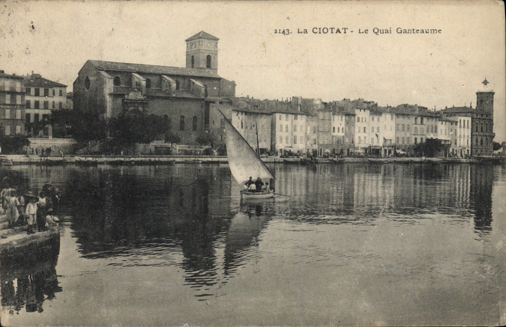 La CIOTAT - Le Quai Ganteaume — vue du port avec bateau à voile et église — éditeur : Phototypie Ganteaume, n° 2143