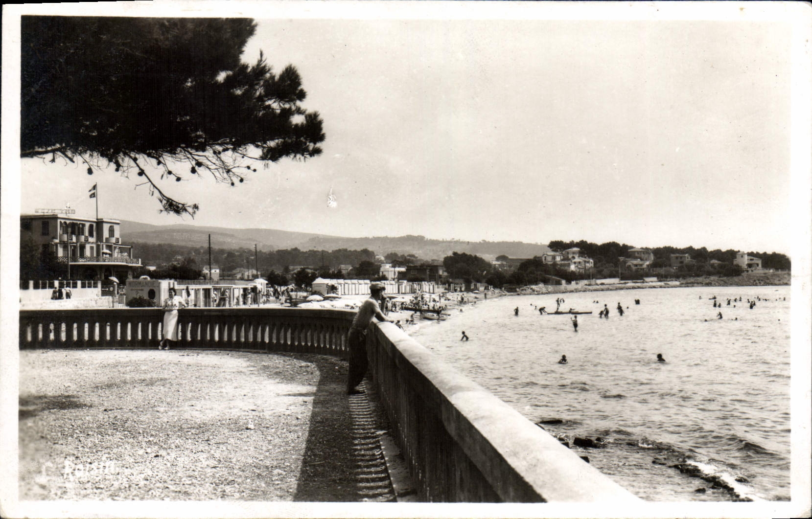 La Ciotat — Terrasse de la Plage — vue sur la baie et les baigneurs