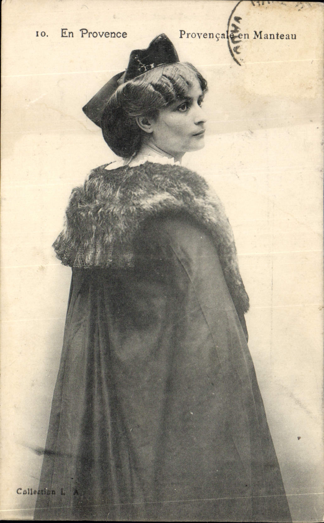 Femme en manteau fourré — Provence — Collection L. A.