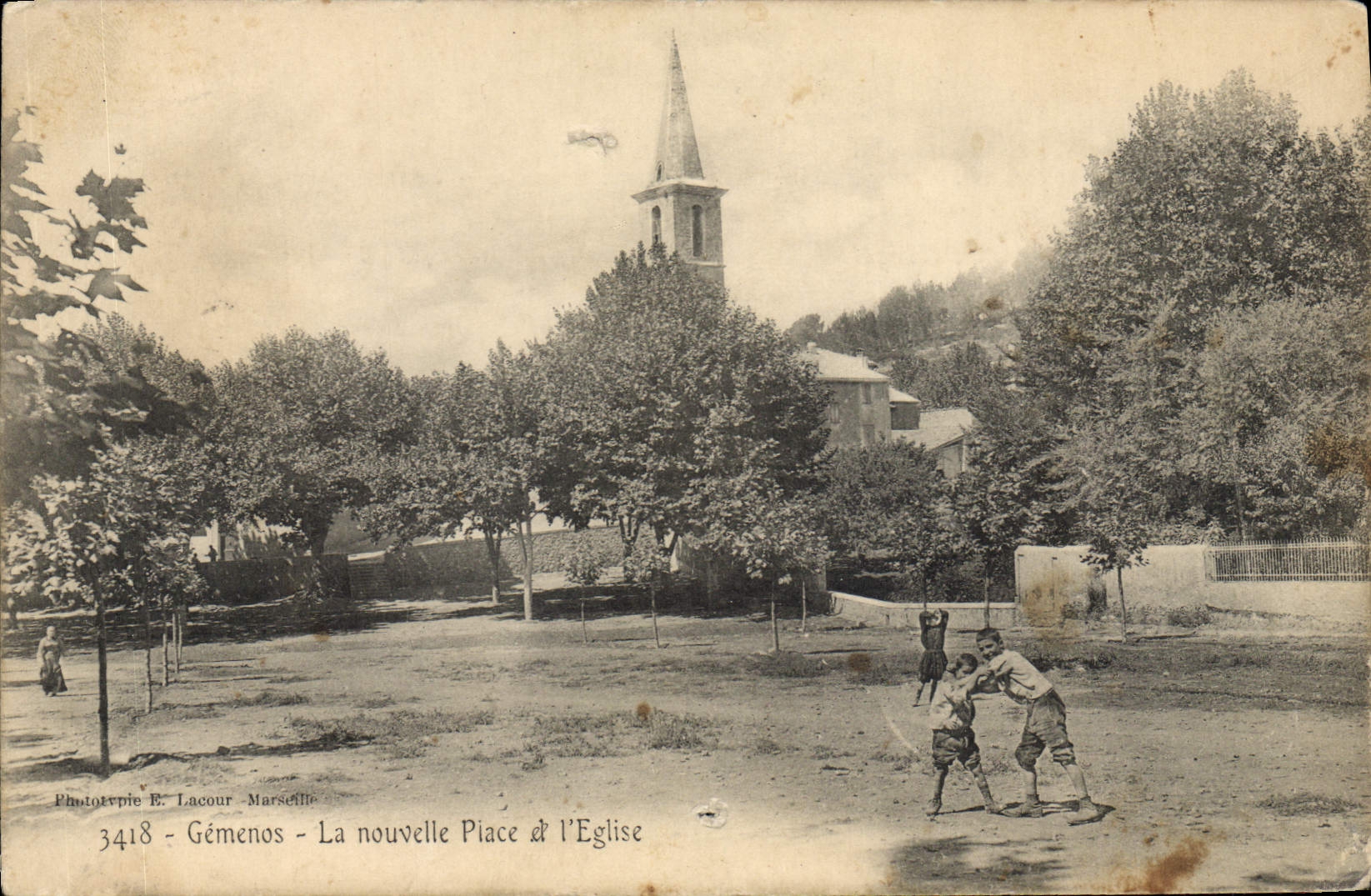 CPA Gemenos La Nouvelle Place et l'Eglise 