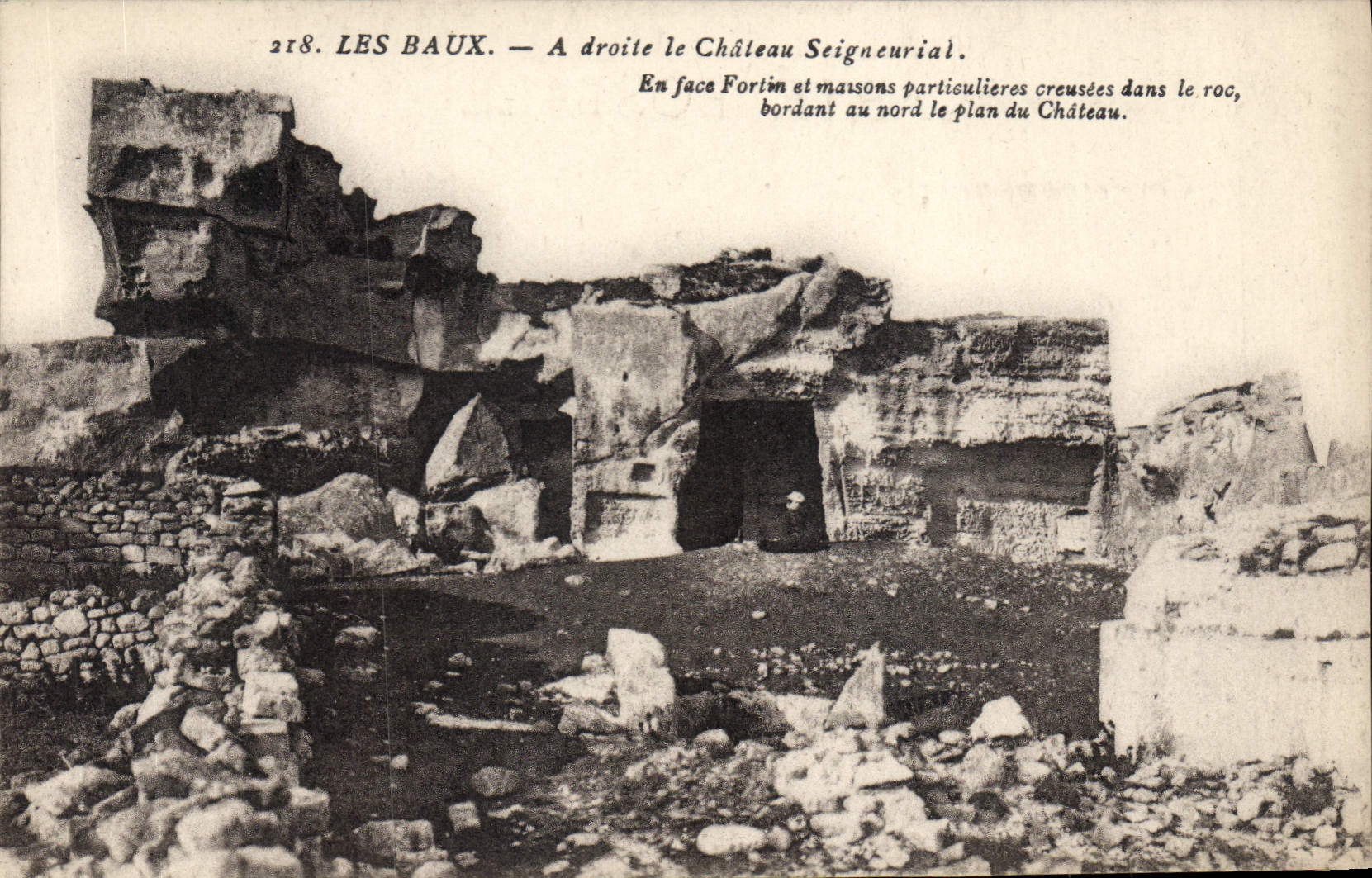 Les Baux — Le Château Seigneurial et ses fortifications rocheuses