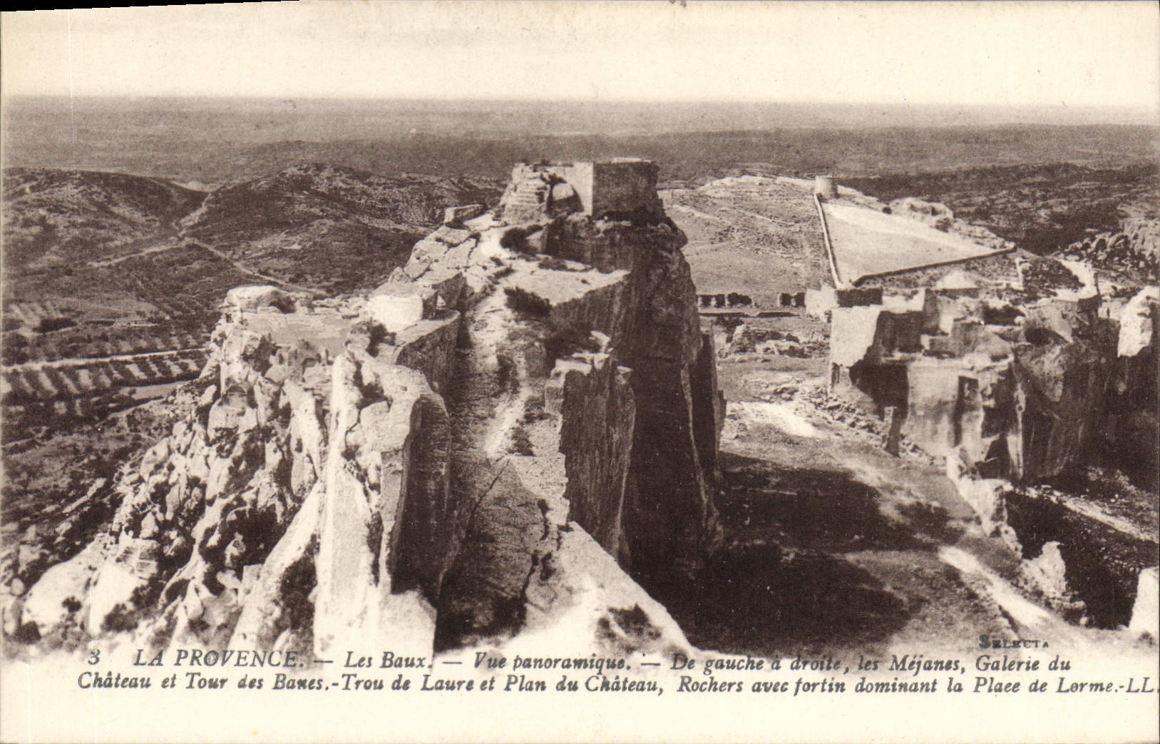 CPA La Provence Les Baux Vue Panoramique de Gauche a Droite les Mejanes Galerie du Chateau et Tour d