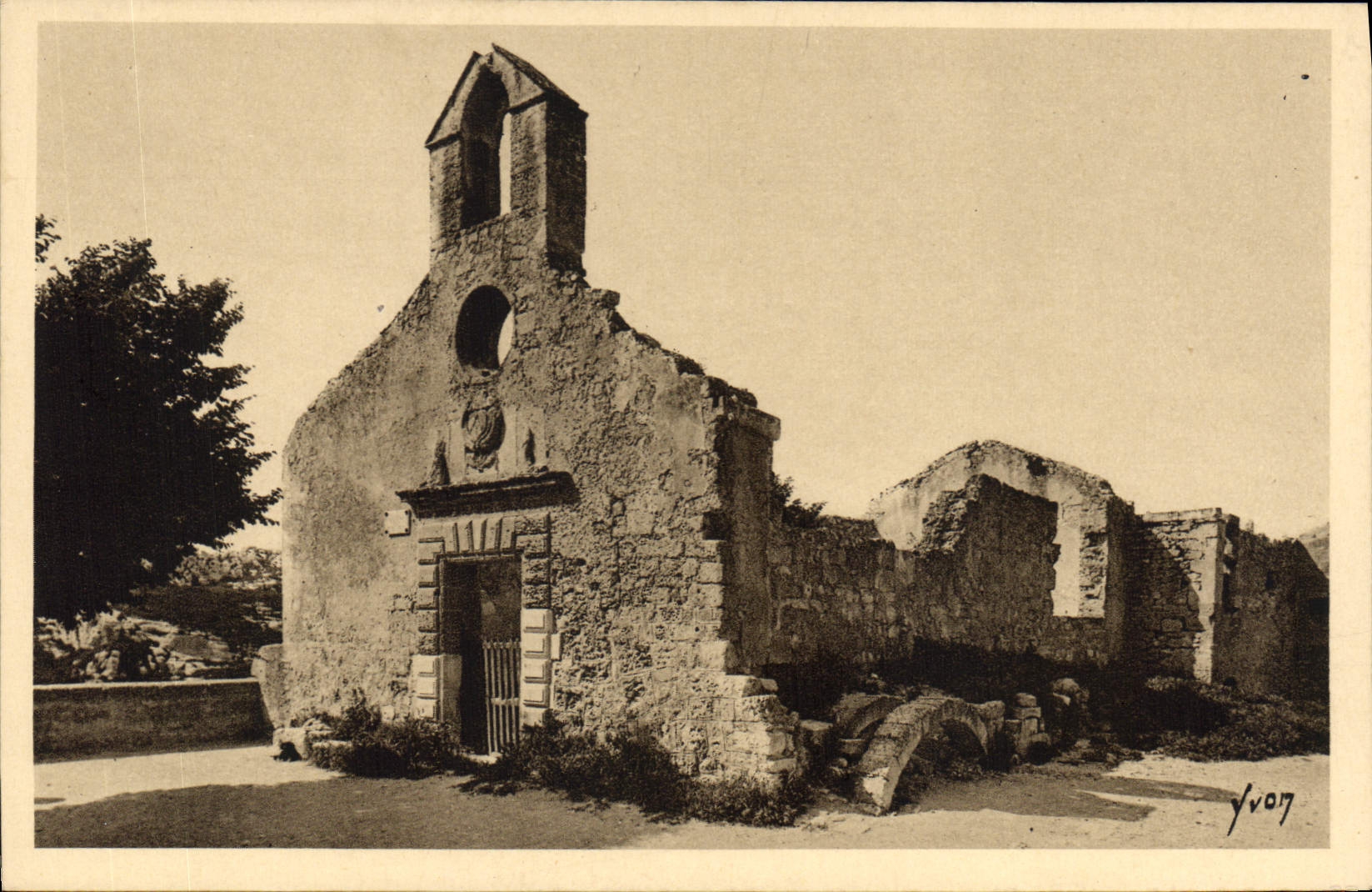 Les Baux (B.-du-R.) — Chapelle des Pénitents (XVIe siècle) — Éditions d'Arvyon, Paris