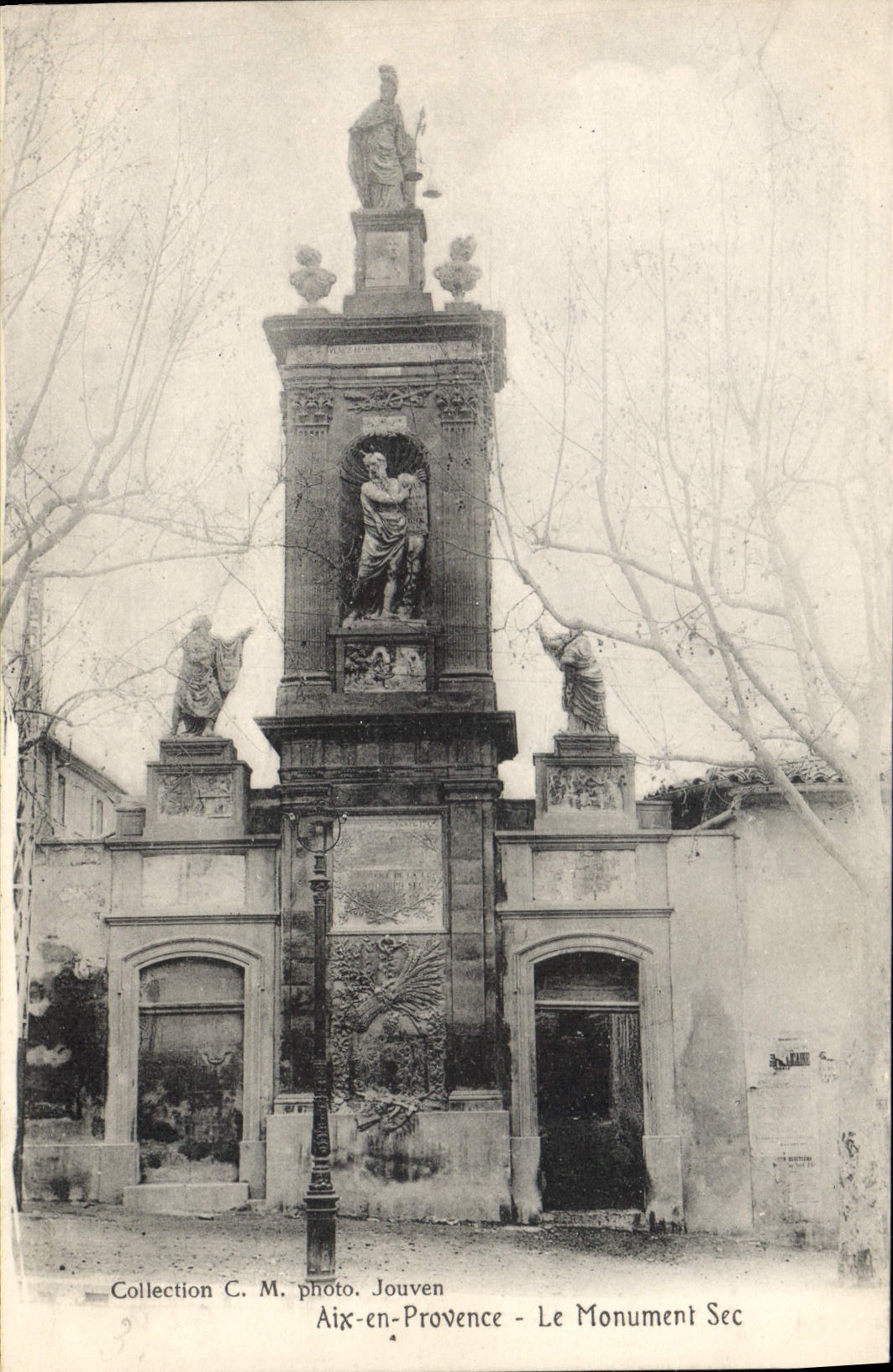 CPA Aix en Provence Le Monument Sec 