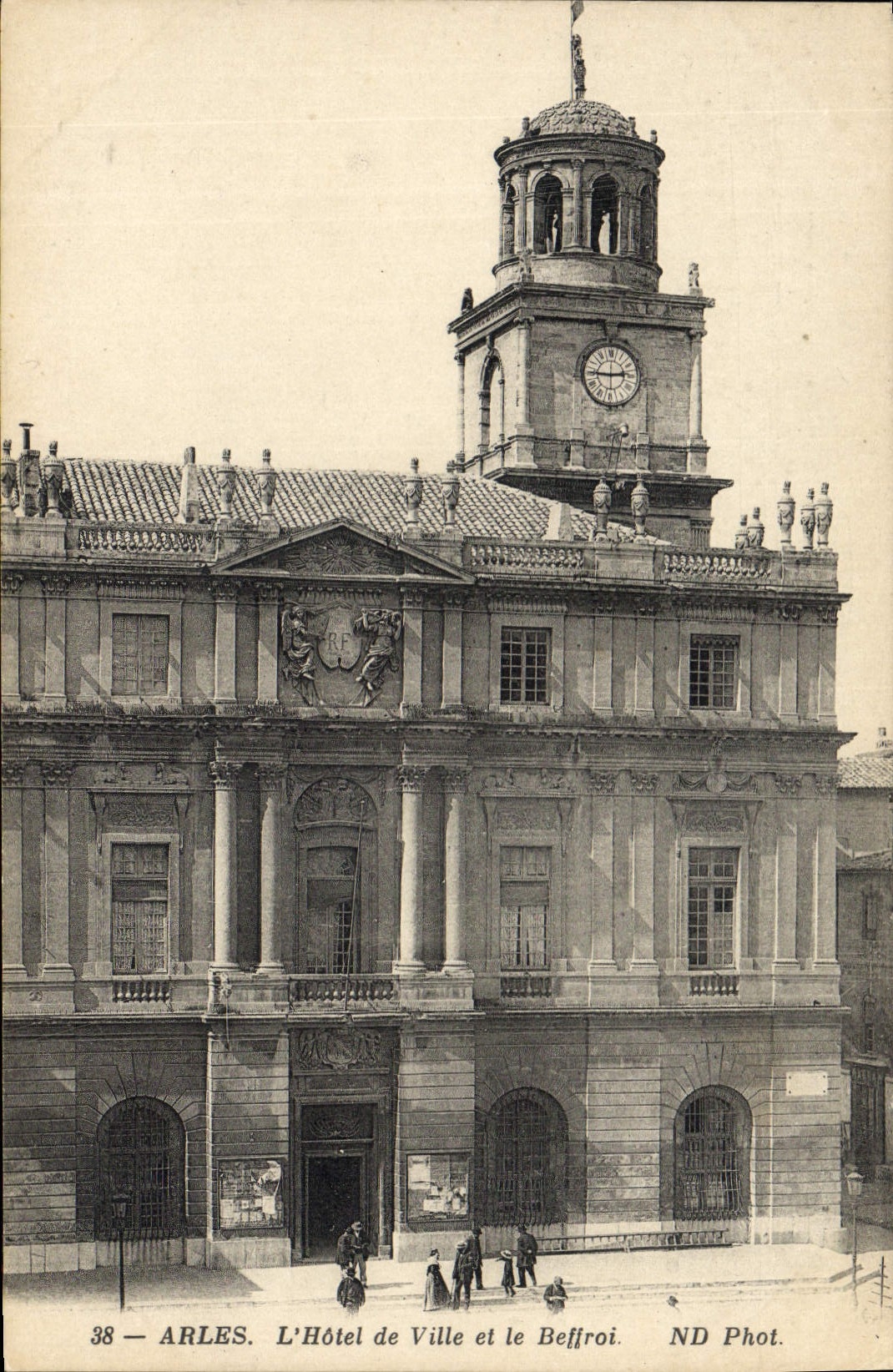 Arles — L'Hôtel de Ville et le Beffroi — ND Phot.