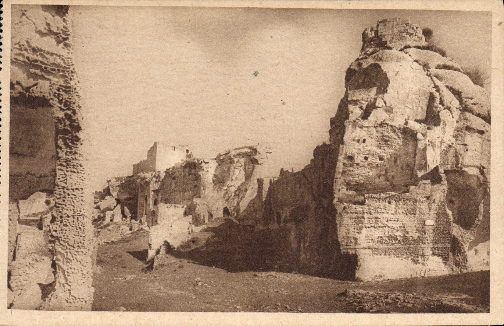 Les Baux - Tour Paravelle — éditeur G.-L. Arlaud, Lyon, n°29