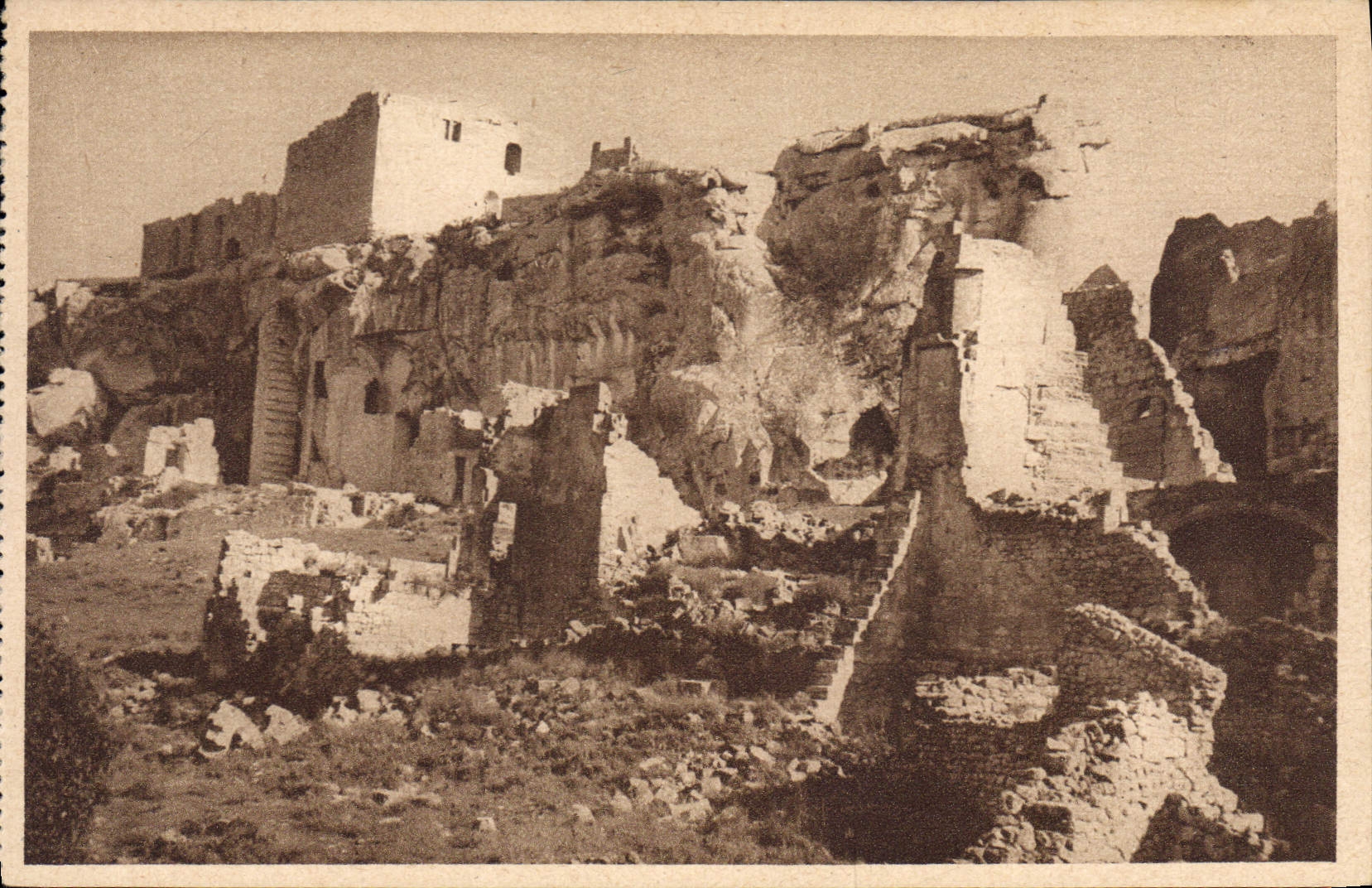 Les Baux — Ruïnes van de toegangsbouw van het Kasteel — G.-L. Arlaud, uitgeverij Lyon, nr. 30