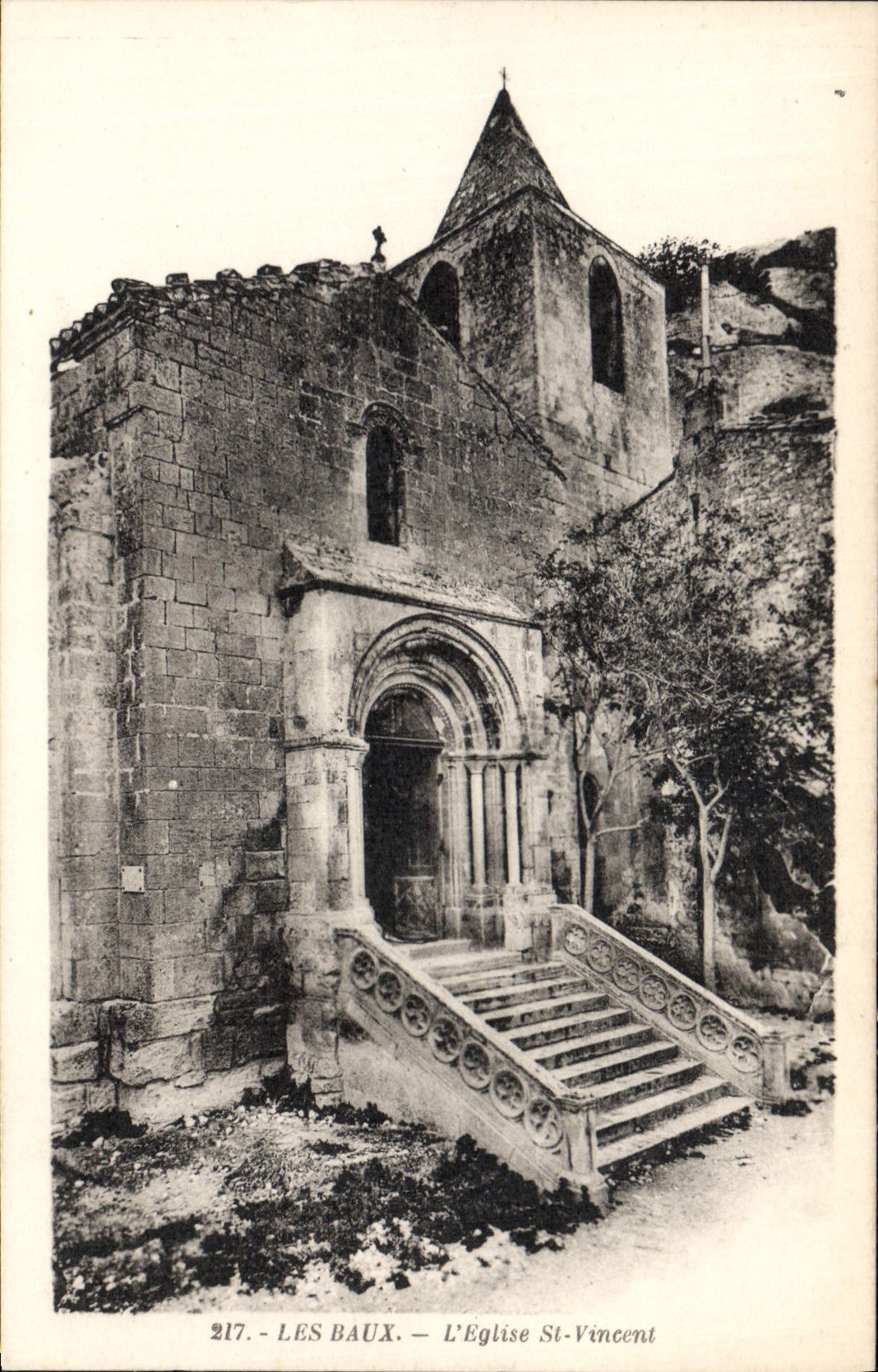Les Baux - La Iglesia de San Vicente — vista de la entrada con escalera decorativa
