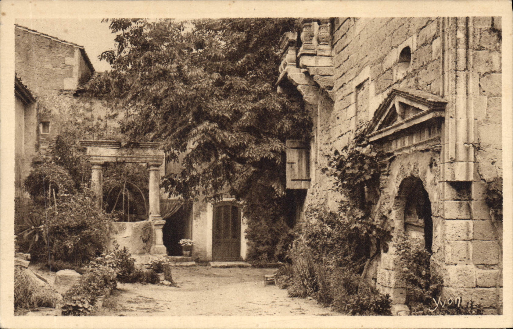 CPA Environs de la Rome des Gaules Saint Remy B du Rhone Demeure de modestes fermiers qui connut aut