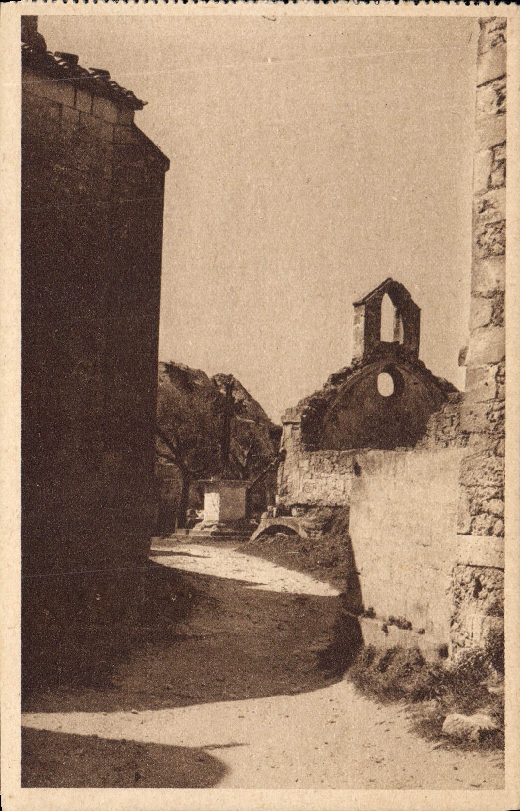 Les Baux — Piazza della Chiesa e resti della cappella dei Penitenti Bianchi — G.L. Arlaud, Lyon, n°55
