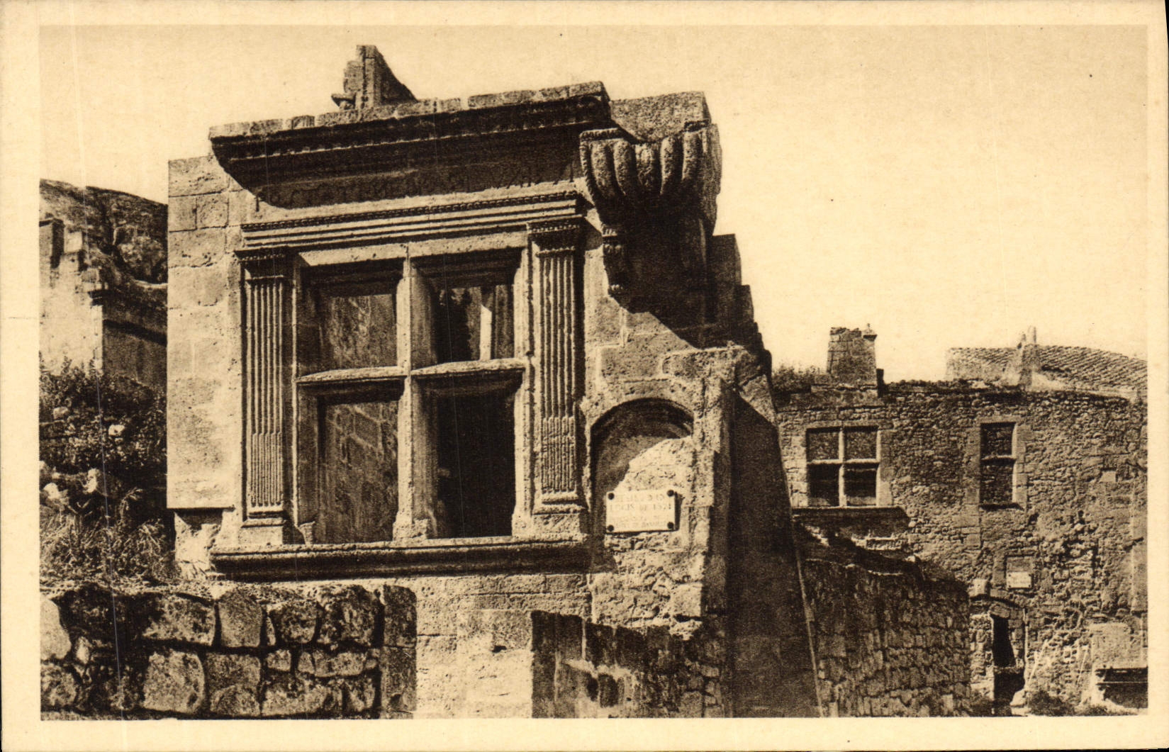 Les Baux (Bouches-du-Rhône) — Ventana Renacentista - Ruina de un Templo protestante — Les Éditions d'Art WON, París