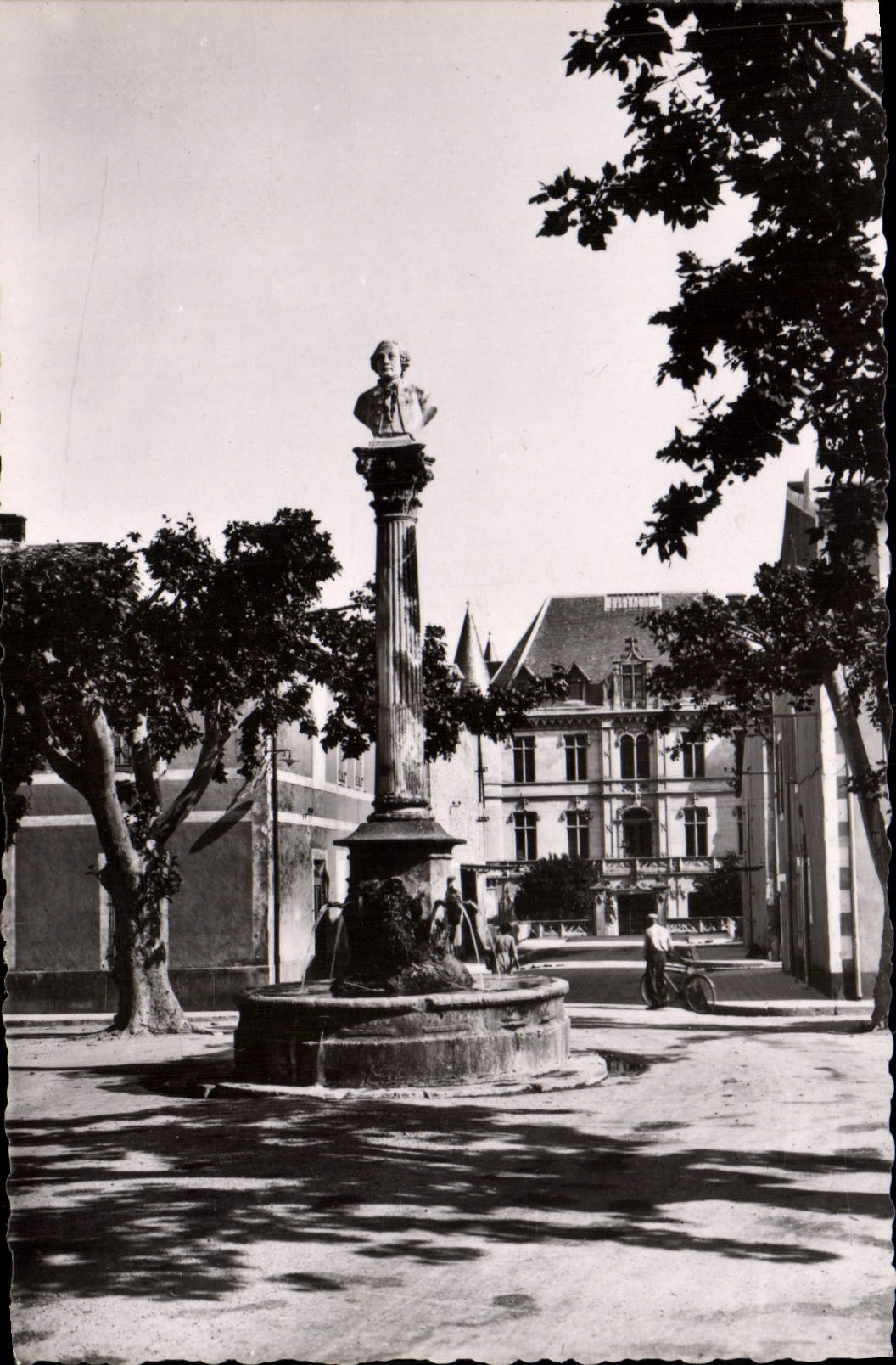 Charleval (Bouches-du-Rhône) — La Fontaine monumentale César de Cadenet, fondateur de Charleval — Tardy, Photo-Éditeur, Marseille