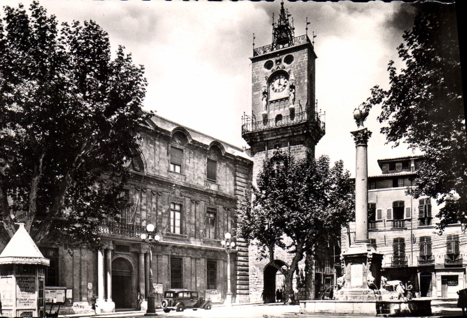 Aix-en-Provence — Place de la Mairie et le Beffroi — Éditions Deligny