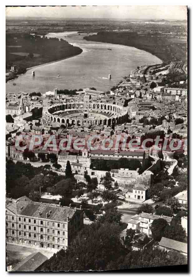 Arles — Vue aérienne; la ville et le Rhône, au centre, les Arènes — Les Éditions J. DELLARD - BRON