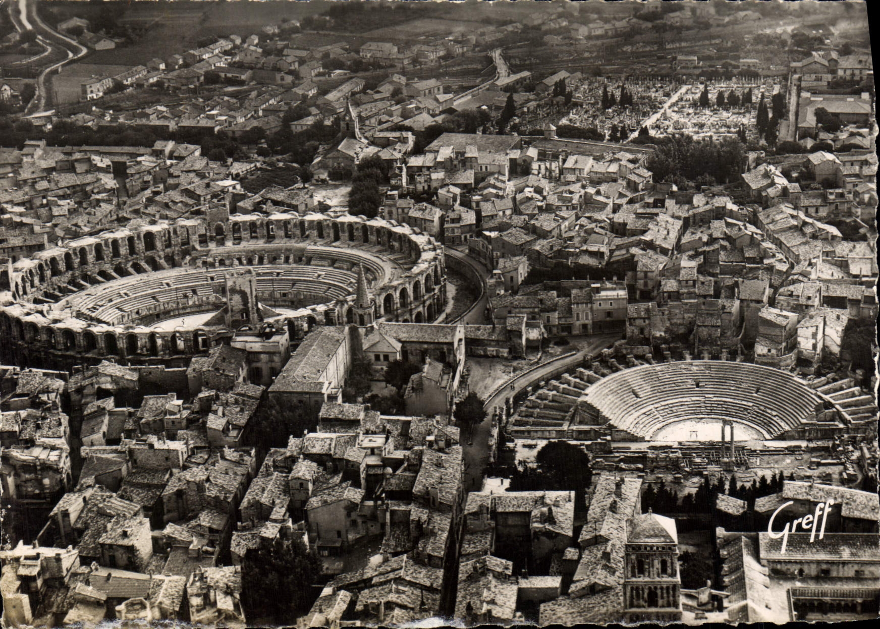 Arles — Vue aérienne — Les Arènes et le Théâtre Antique — Greff