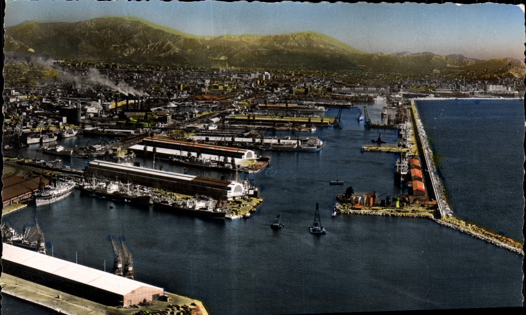 Marseille (Bouches-du-Rhône) — Vue aérienne sur les bassins du port de La Joliette — Éditions Aériennes Véritables