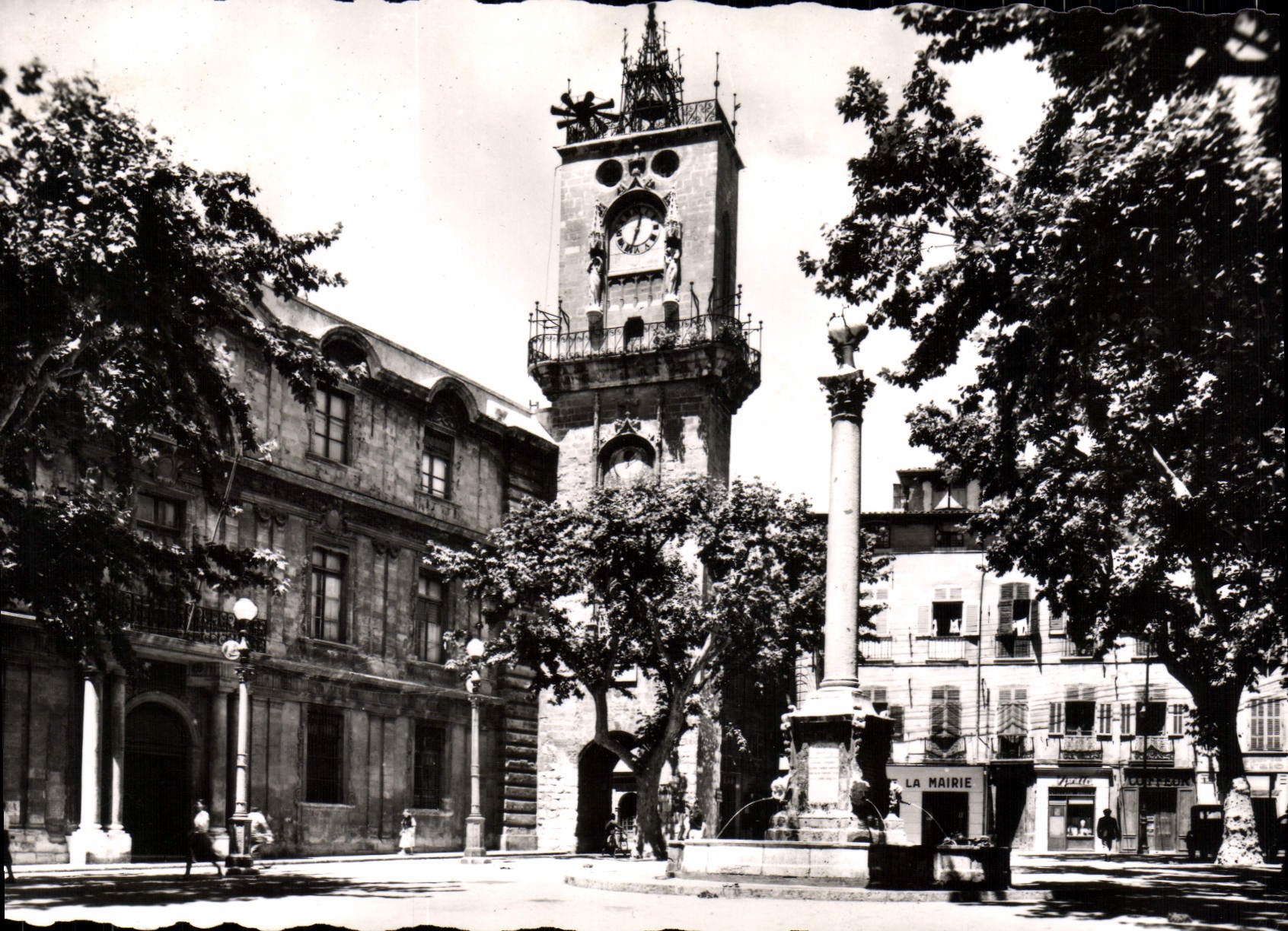 Aix-en-Provence — Place de la Mairie et le Beffroi (XVIe s.) — Société Éditions Clapier, N° 7911